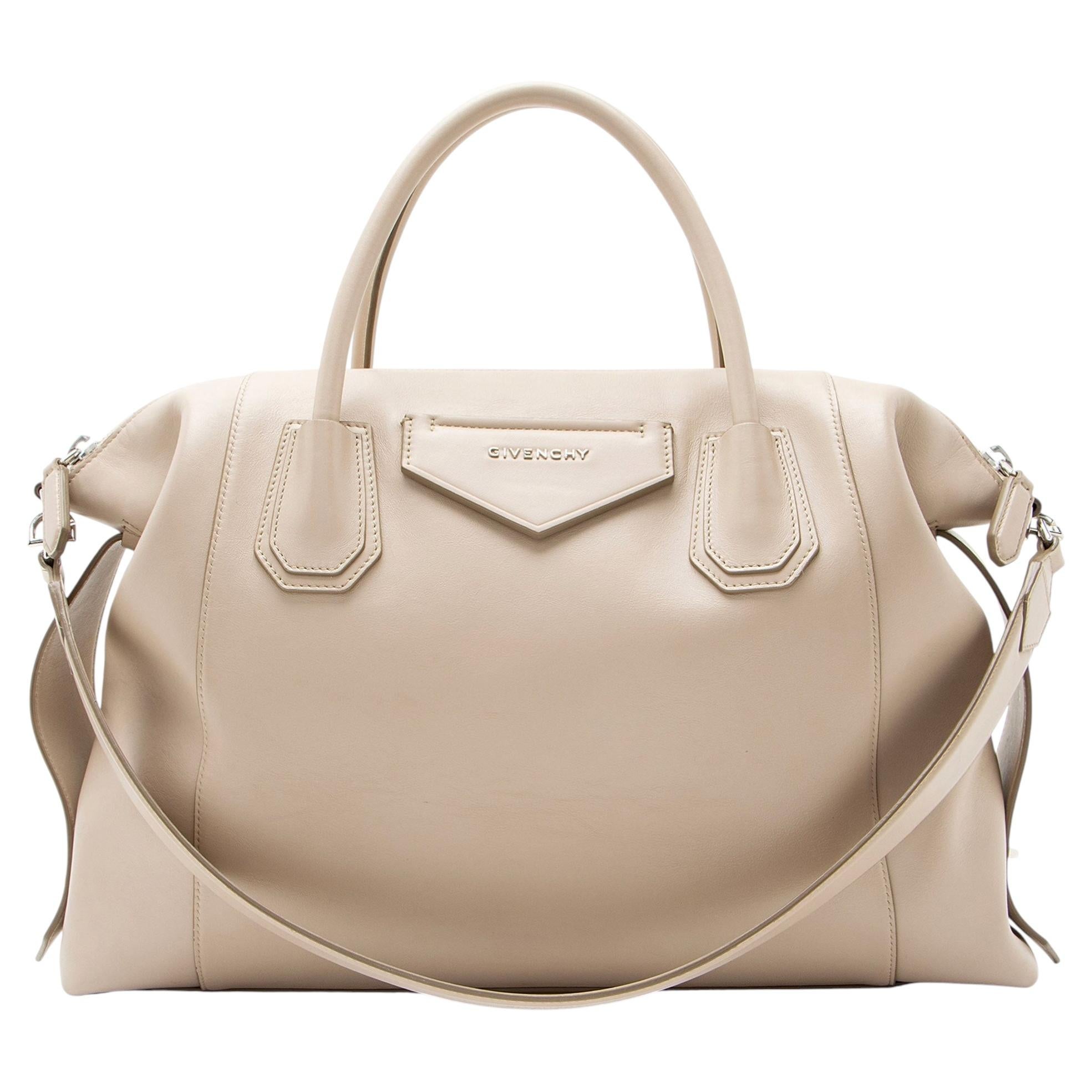 Borsa a tracolla Antigona Medium in pelle di vitello morbida di Givenchy