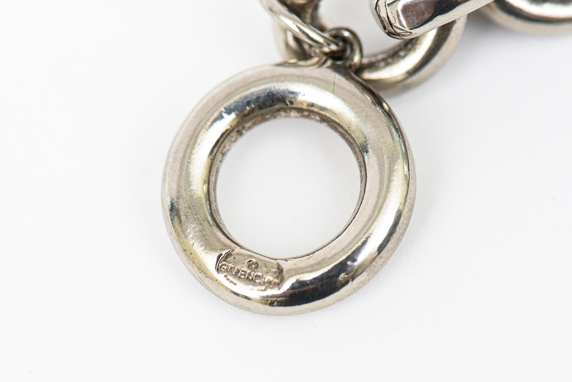 Givenchy, collier pendentif en métal chromé signé avec chaîne et boule vintage en vente 5