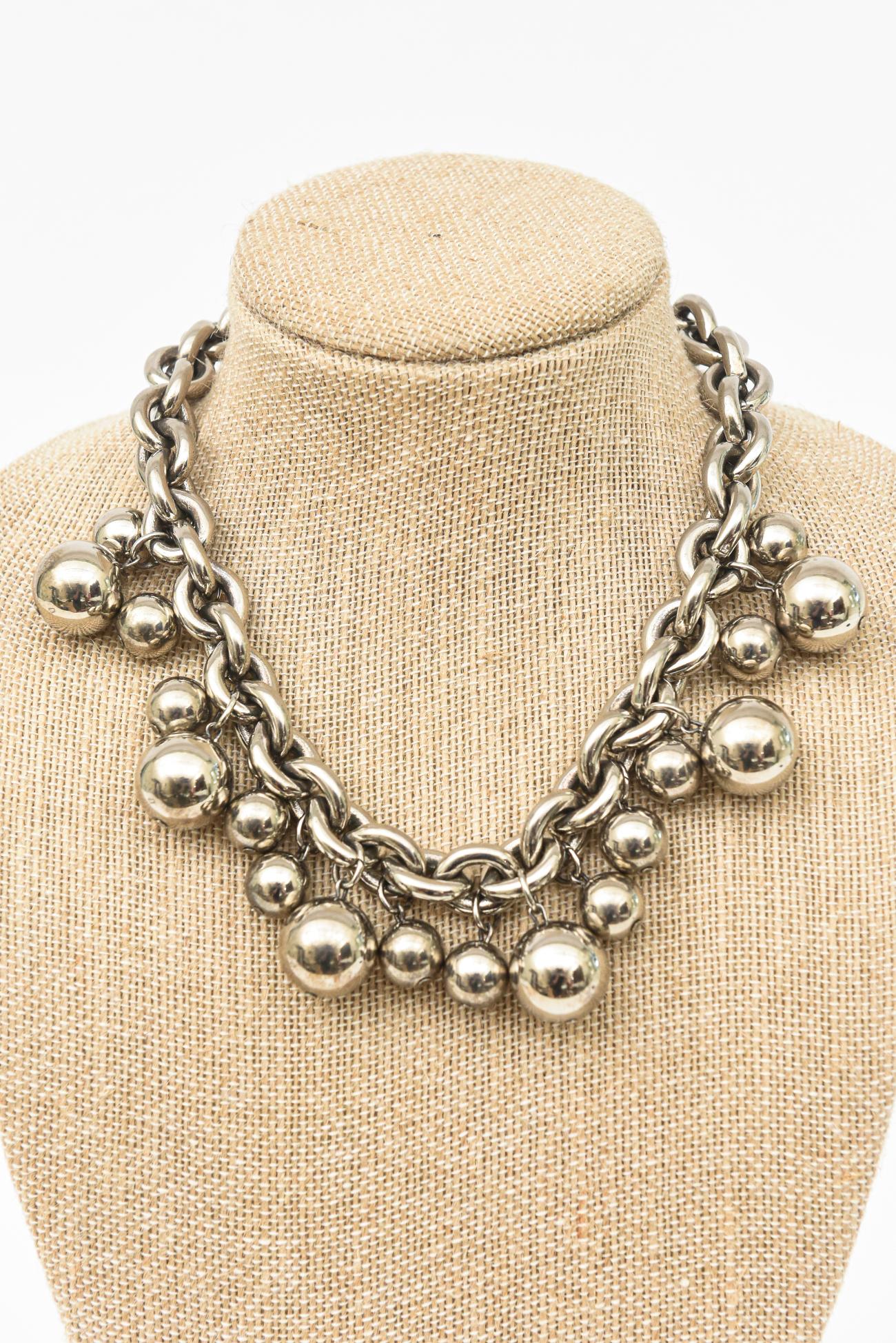 Givenchy, collier pendentif en métal chromé signé avec chaîne et boule vintage en vente 6
