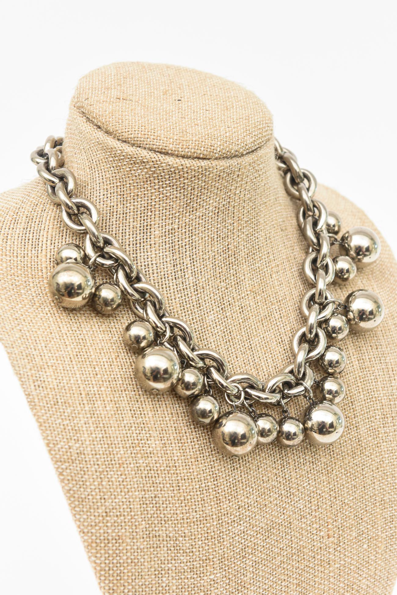 Givenchy, collier pendentif en métal chromé signé avec chaîne et boule vintage en vente 7