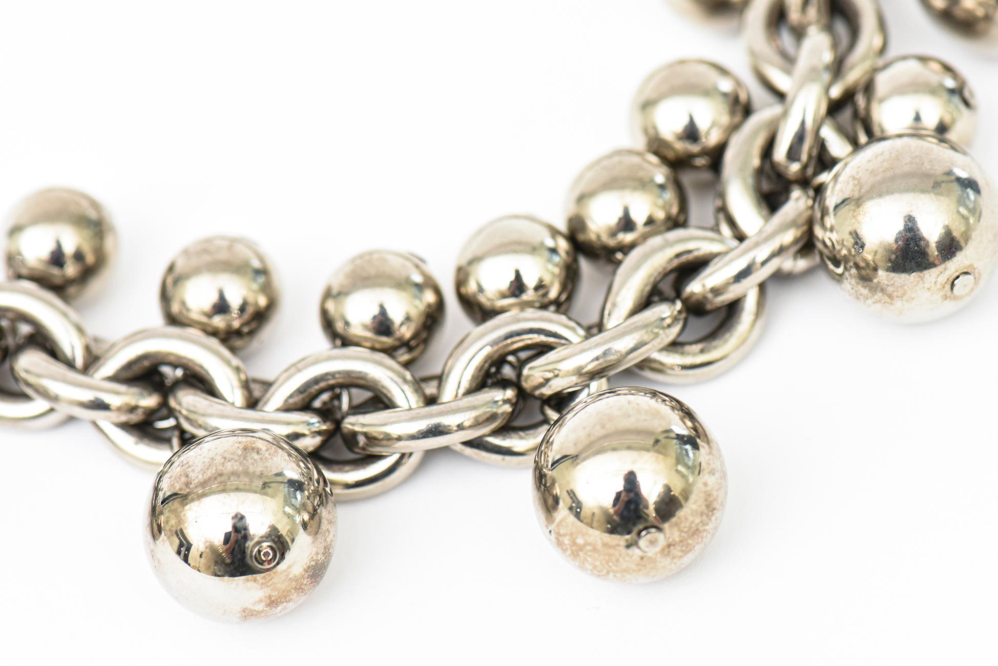 Givenchy, collier pendentif en métal chromé signé avec chaîne et boule vintage en vente 8