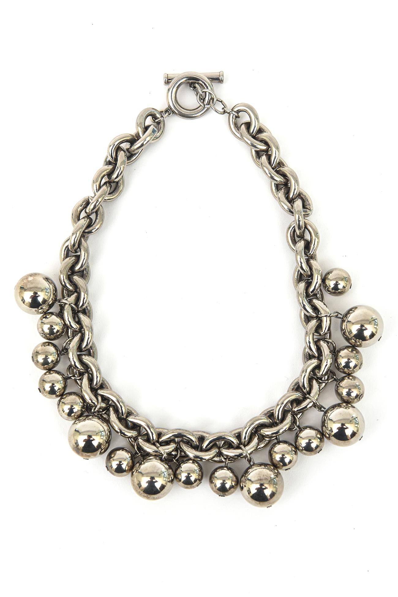 Givenchy, collier pendentif en métal chromé signé avec chaîne et boule vintage en vente 9