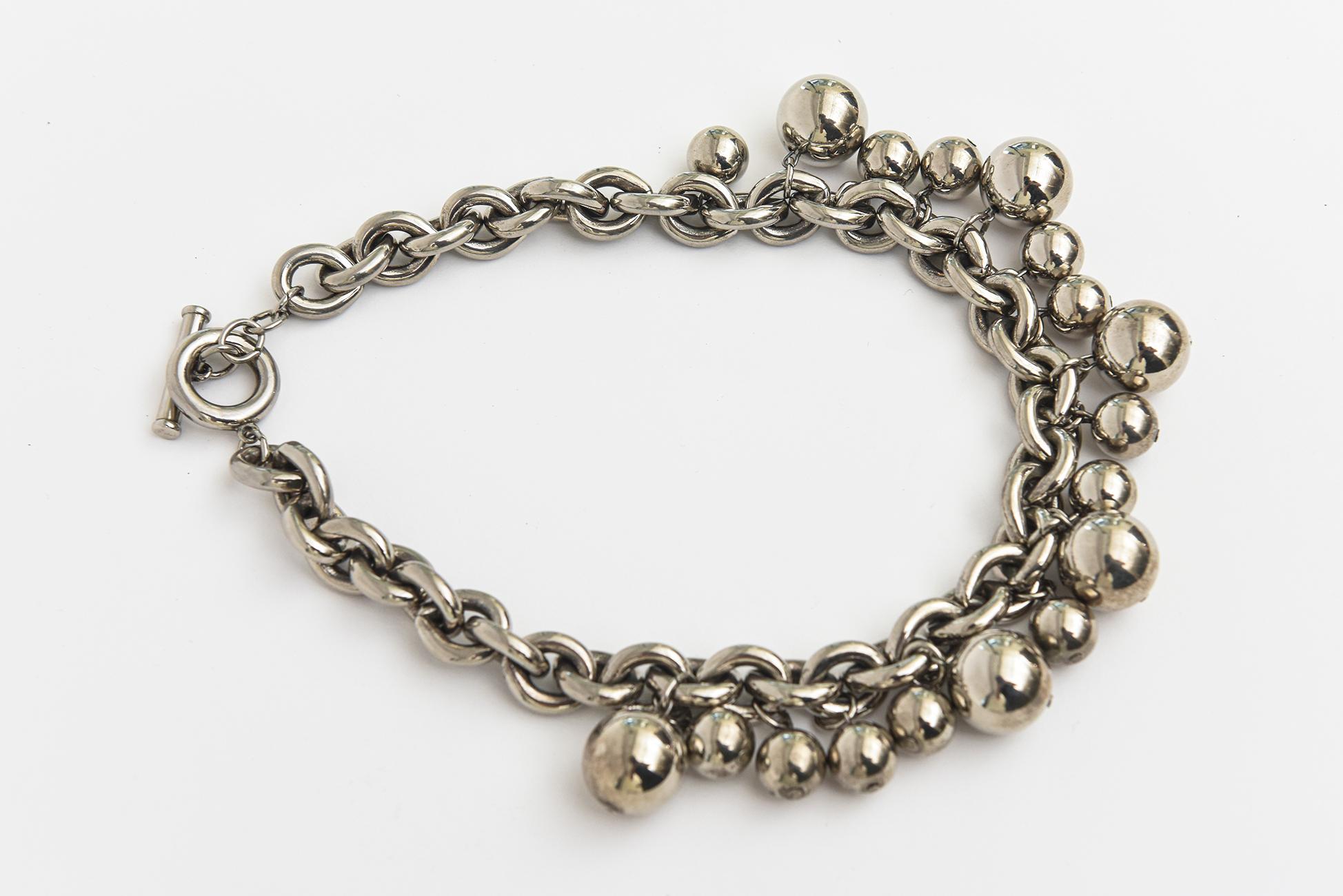 Moderne Givenchy, collier pendentif en métal chromé signé avec chaîne et boule vintage en vente