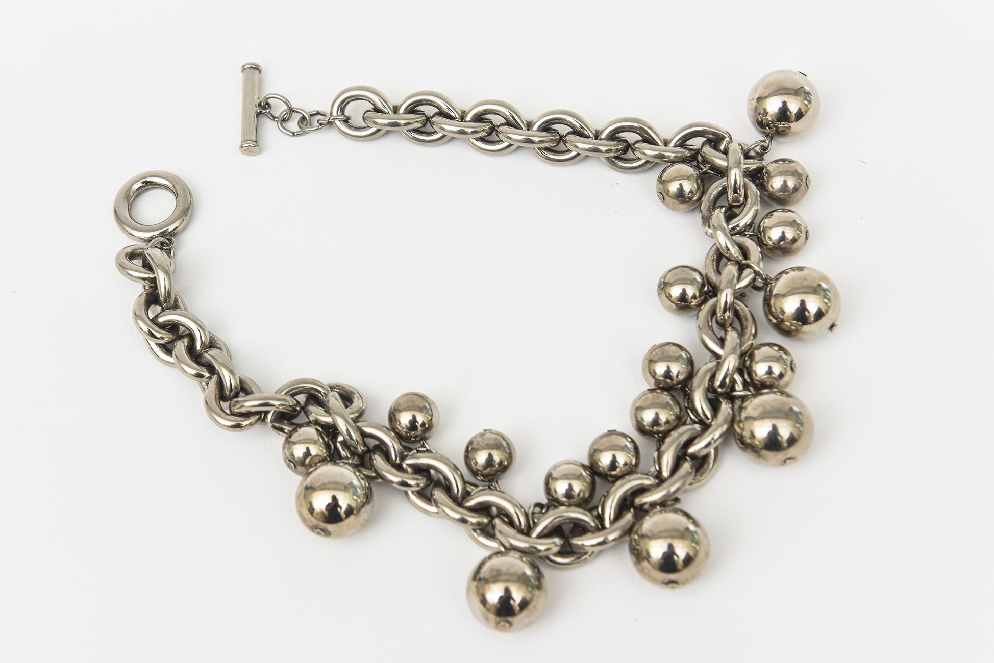Givenchy, collier pendentif en métal chromé signé avec chaîne et boule vintage Bon état - En vente à North Miami, FL