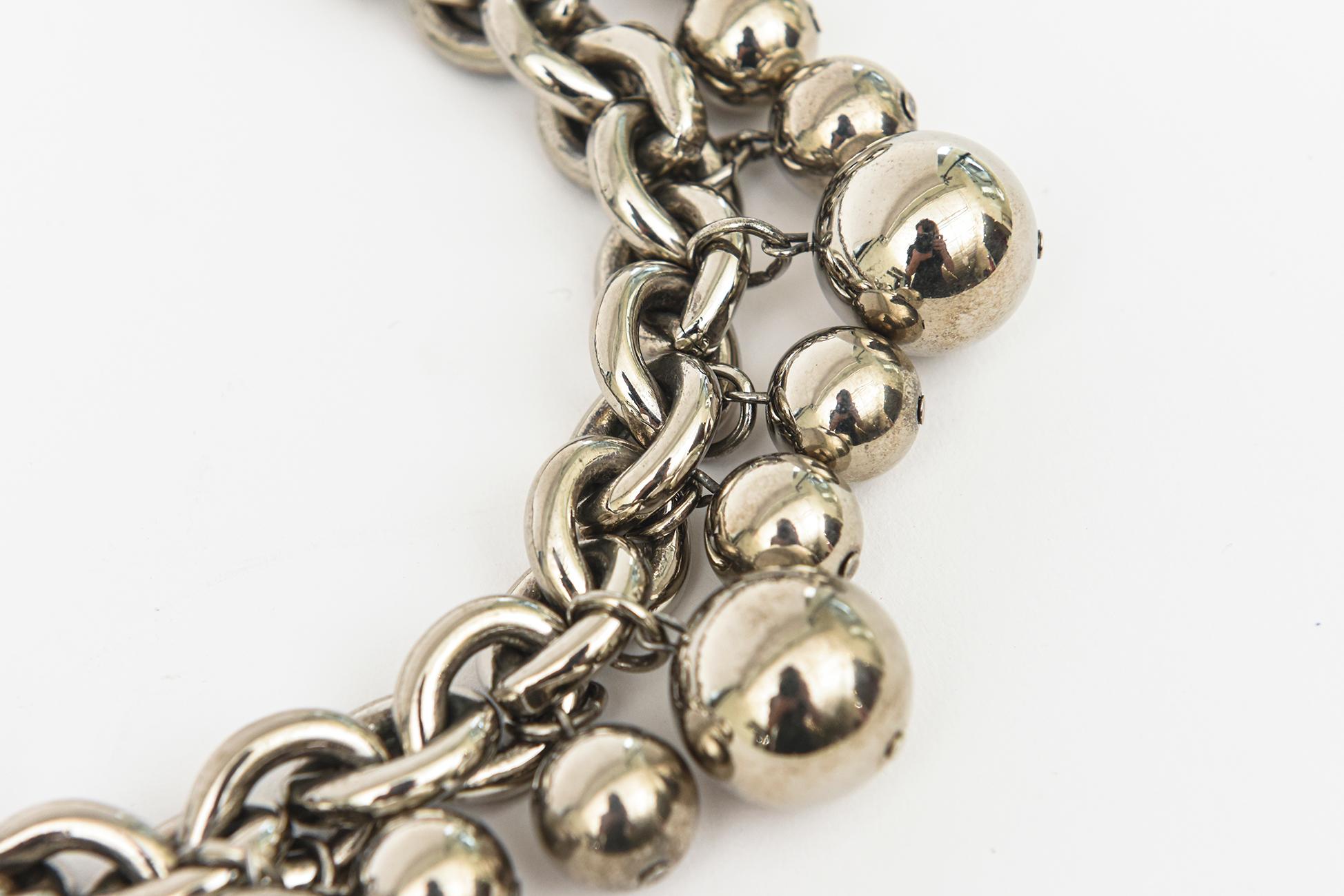 Givenchy, collier pendentif en métal chromé signé avec chaîne et boule vintage Pour femmes en vente