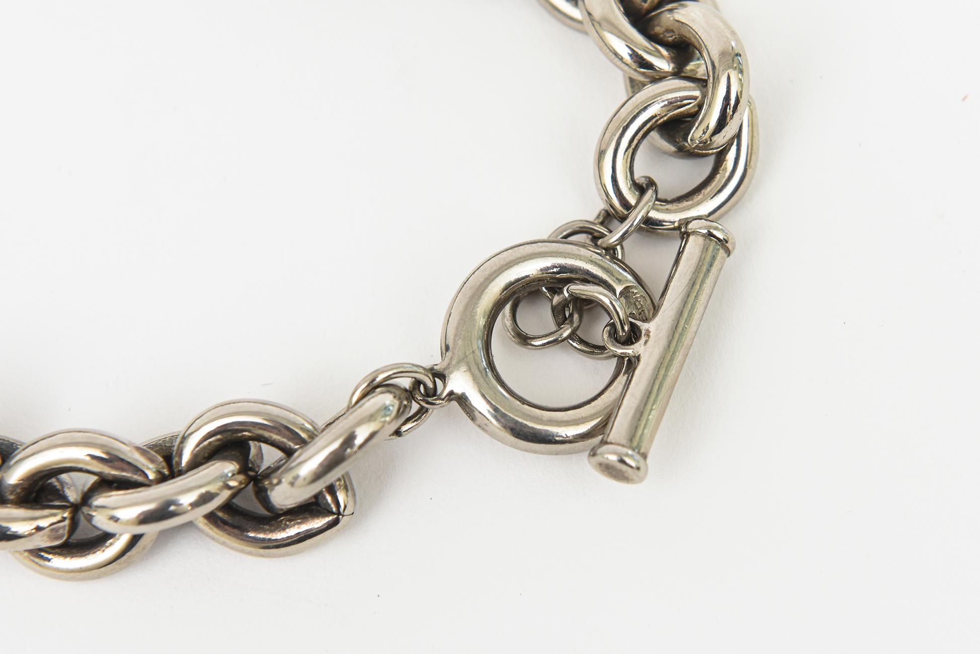 Givenchy, collier pendentif en métal chromé signé avec chaîne et boule vintage en vente 2