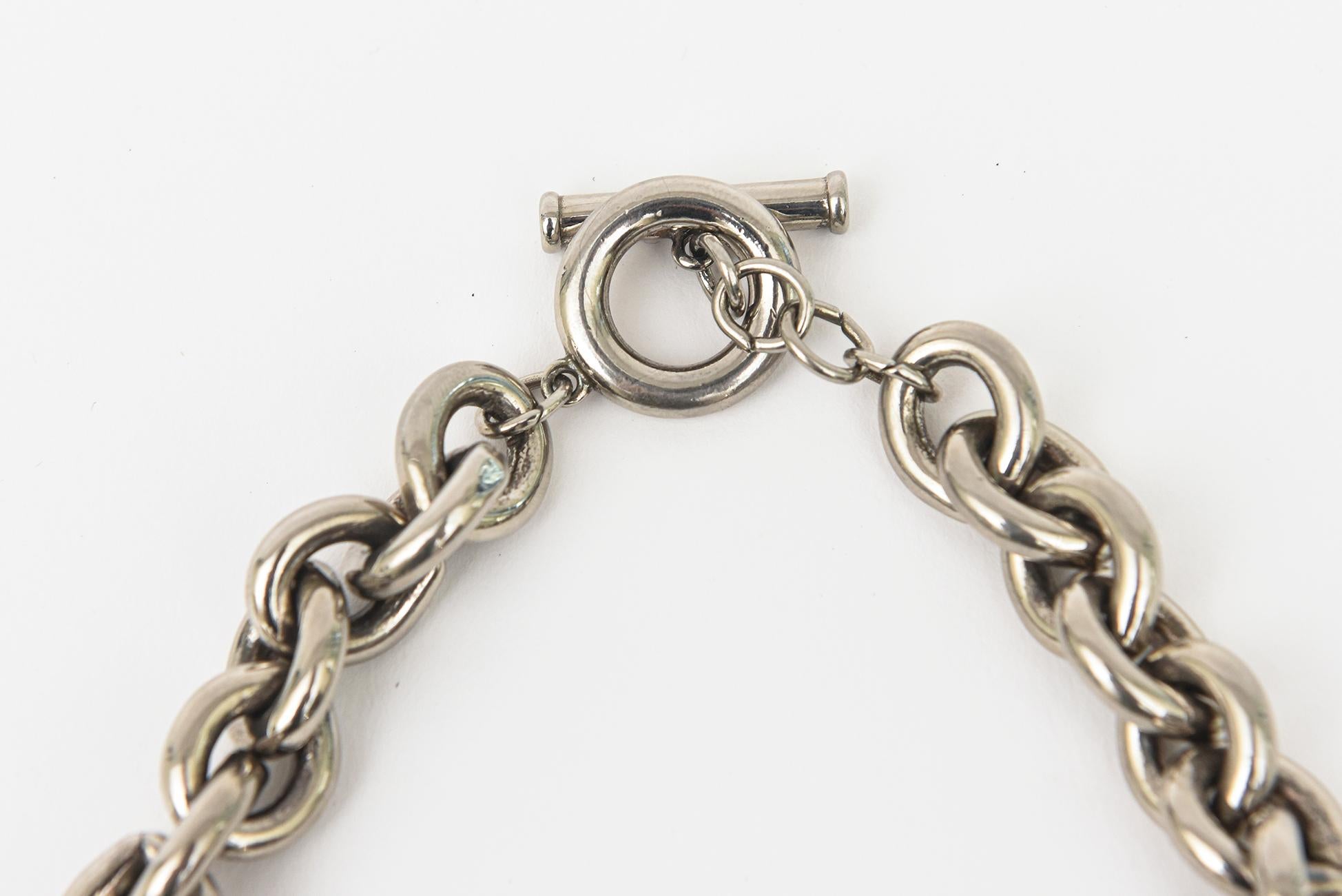 Givenchy, collier pendentif en métal chromé signé avec chaîne et boule vintage en vente 3