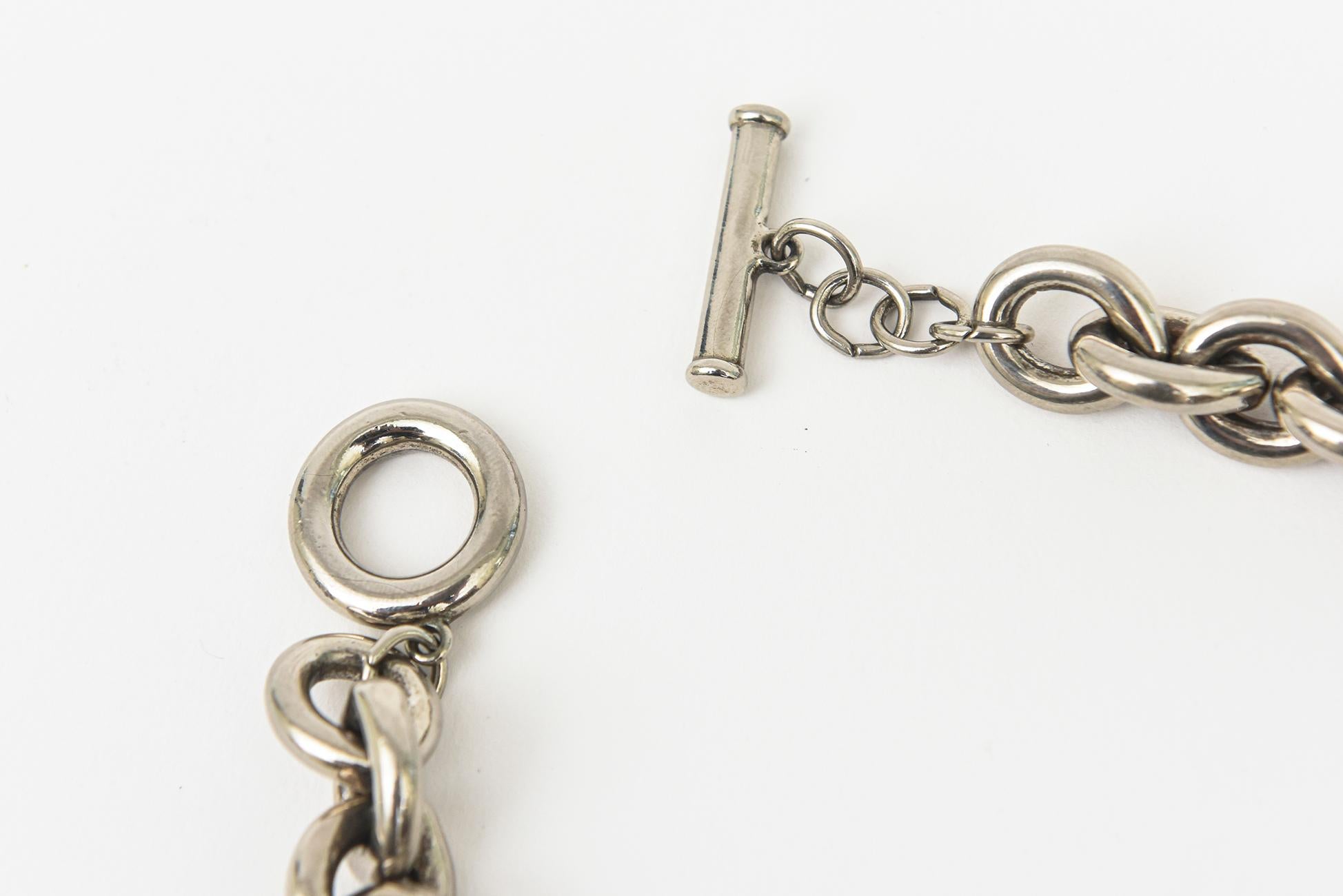 Givenchy, collier pendentif en métal chromé signé avec chaîne et boule vintage en vente 4