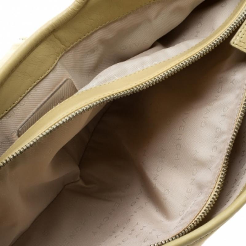 Givenchy Citrine Leather Tote en Bueno estado para la venta en Dubai, Al Qouz 2