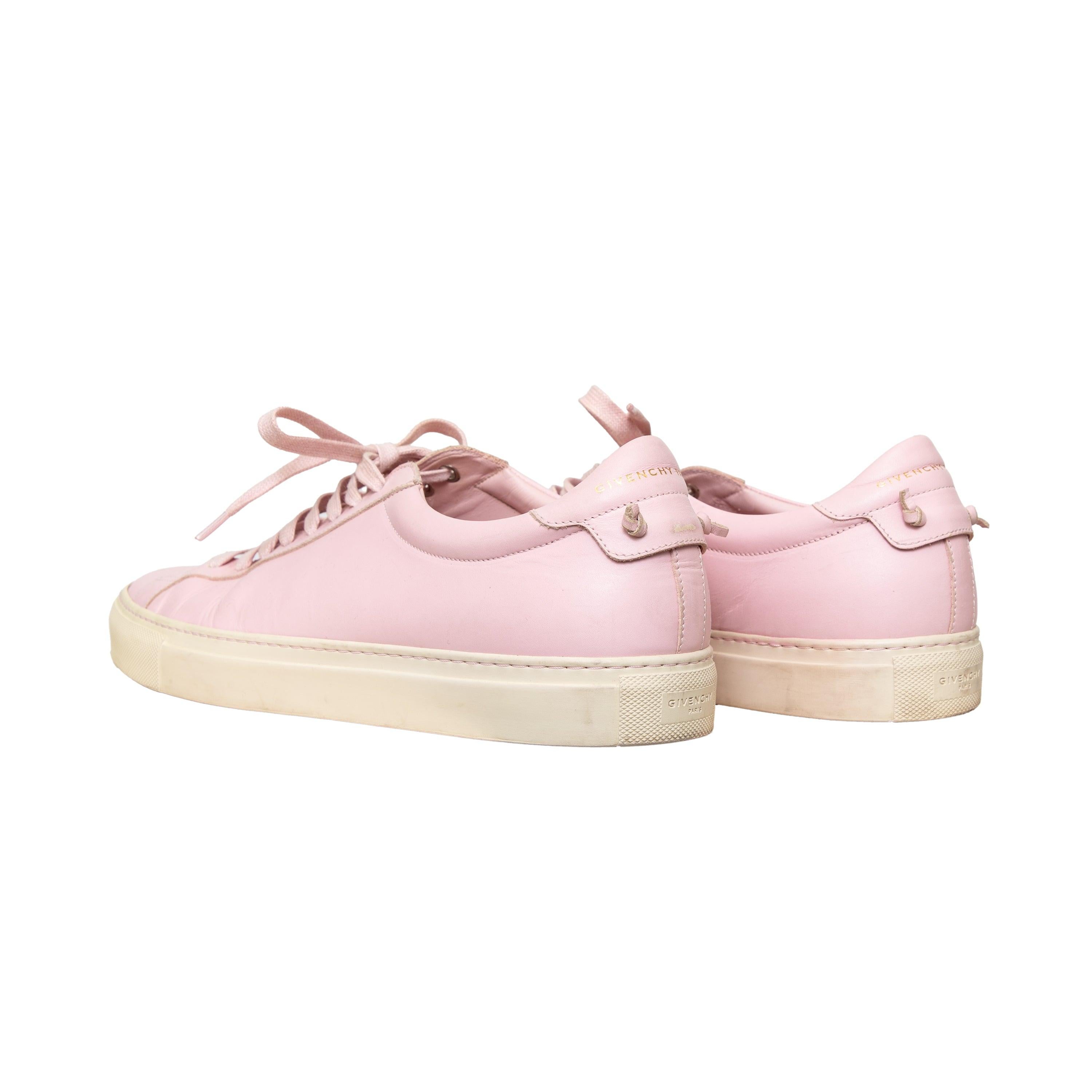 These baby pink leather low-top sneakers feature a classic design with a brand emblem on the back tab, offering subtle elegance for everyday wear.
 Remarks: There are some spots. 
 Measurement: Insole Length:29.5;Heel:2.5 
 Material: Leather