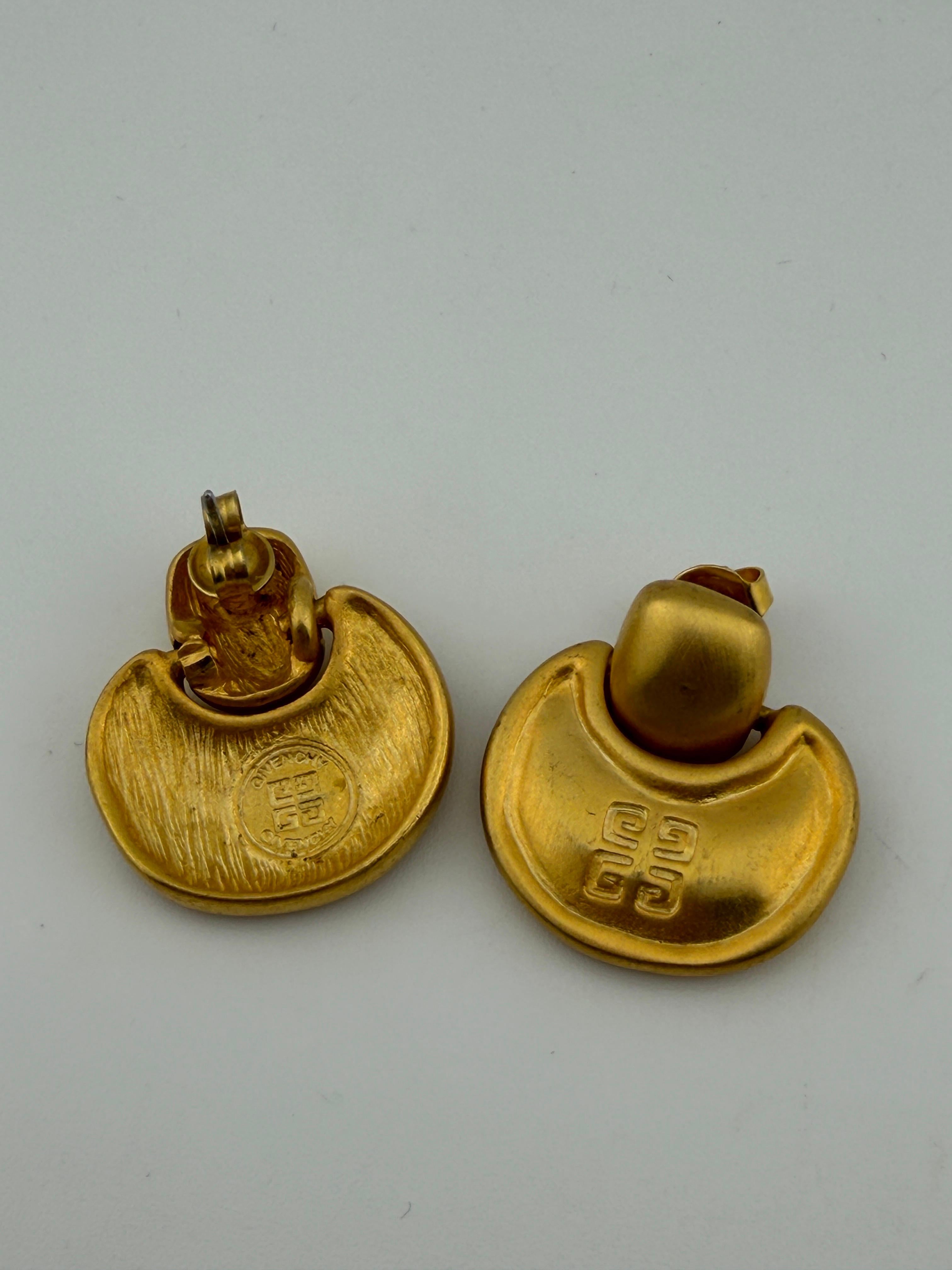 Orecchini di bigiotteria Givenchy in tono dorato In condizioni buone in vendita a Bernardsville, NJ