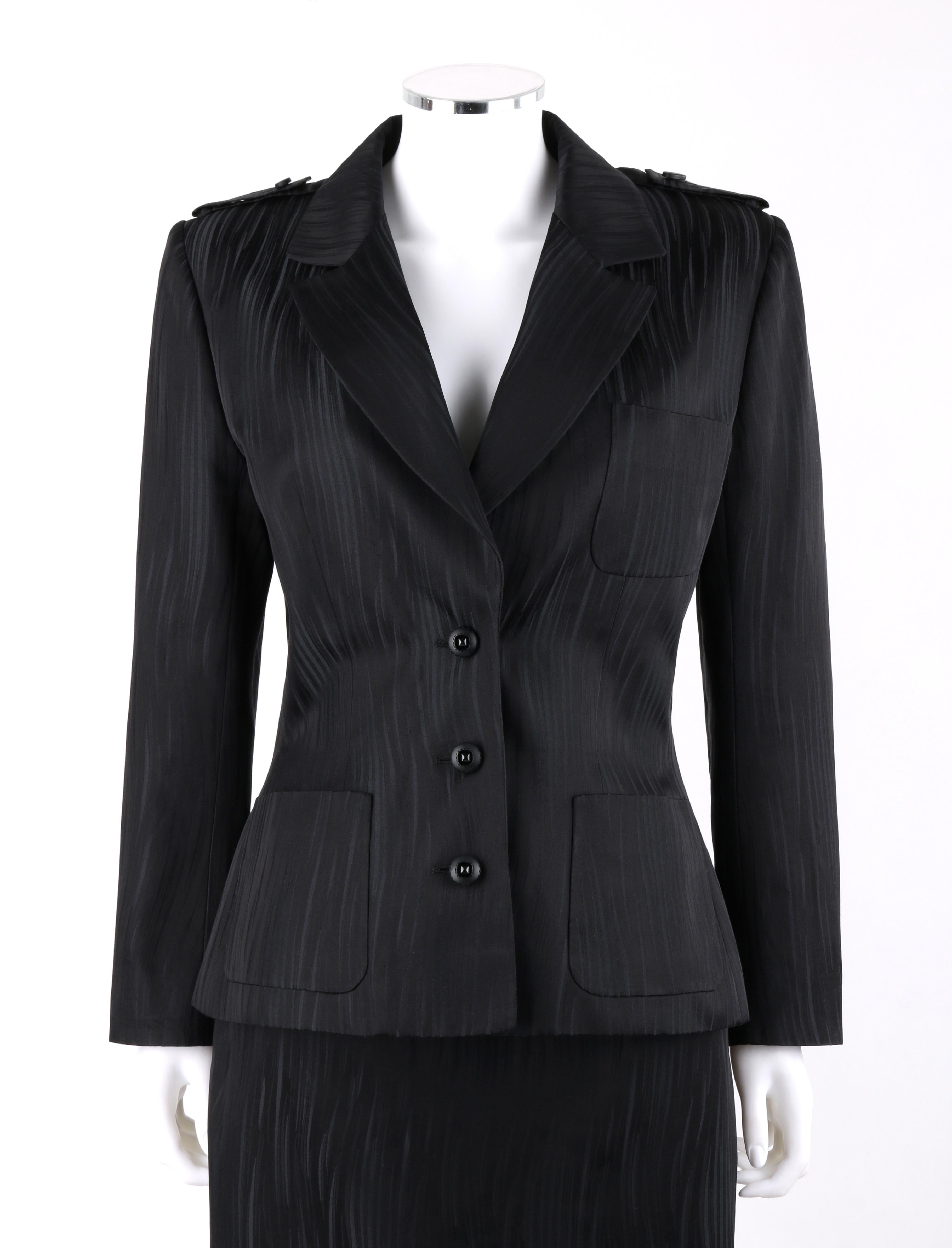 GIVENCHY Couture A/W 1999 Alexander McQueen Tailleur blazer jupe à rayures gris noir
 
Marque / Fabricant : Givenchy Couture
Collectional : A/W 1999
Designer : Alexander McQueen
Style : Veste blazer ; jupe crayon ajustée
Couleur(s) : Noir et