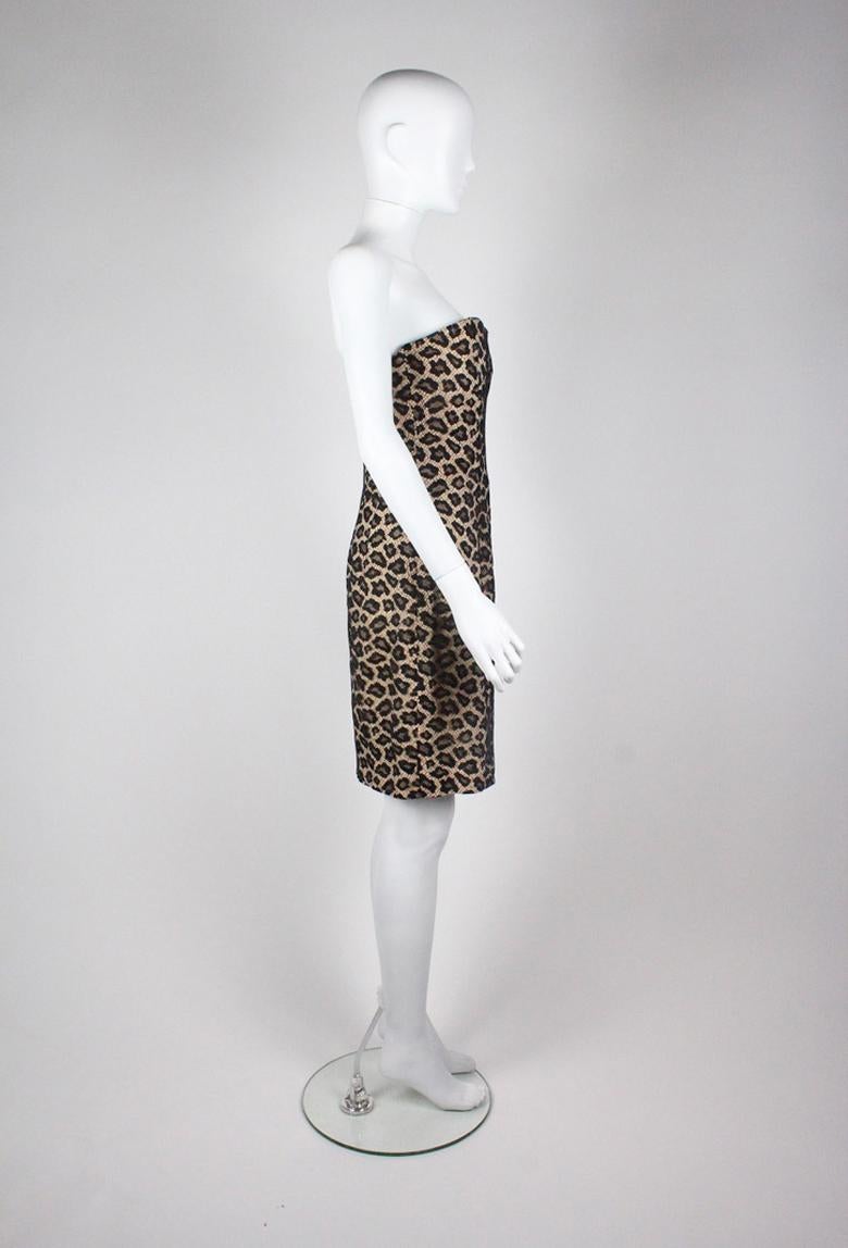 Givenchy Couture by Alexander McQueen für die Herbst/Winter Couture Kollektion 1997, wie auf dem Laufsteg zu sehen. Leopardenmuster aus Spitze, mit einem Schlitz auf der Vorderseite und einem eingebauten Korsett. Das Korsett ist nummeriert.