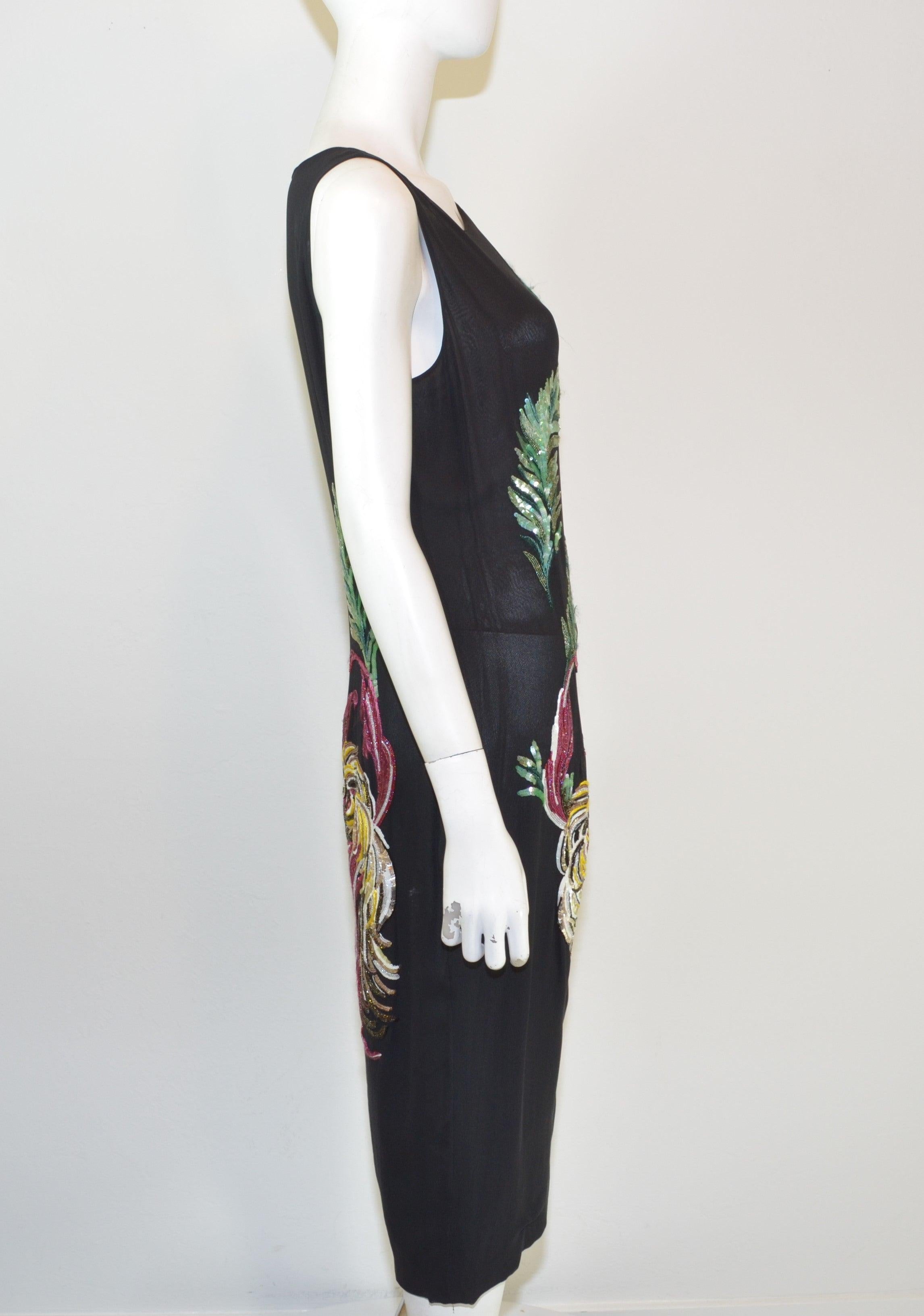 Robe Givenchy Couture conçue par Alexander McQueen pour sa Collectional automne/hiver 1997. Magnifique robe en soie noire avec des paillettes multicolores brodées sur l'ensemble du corps dans un motif d'oiseaux et de feuilles. La robe est