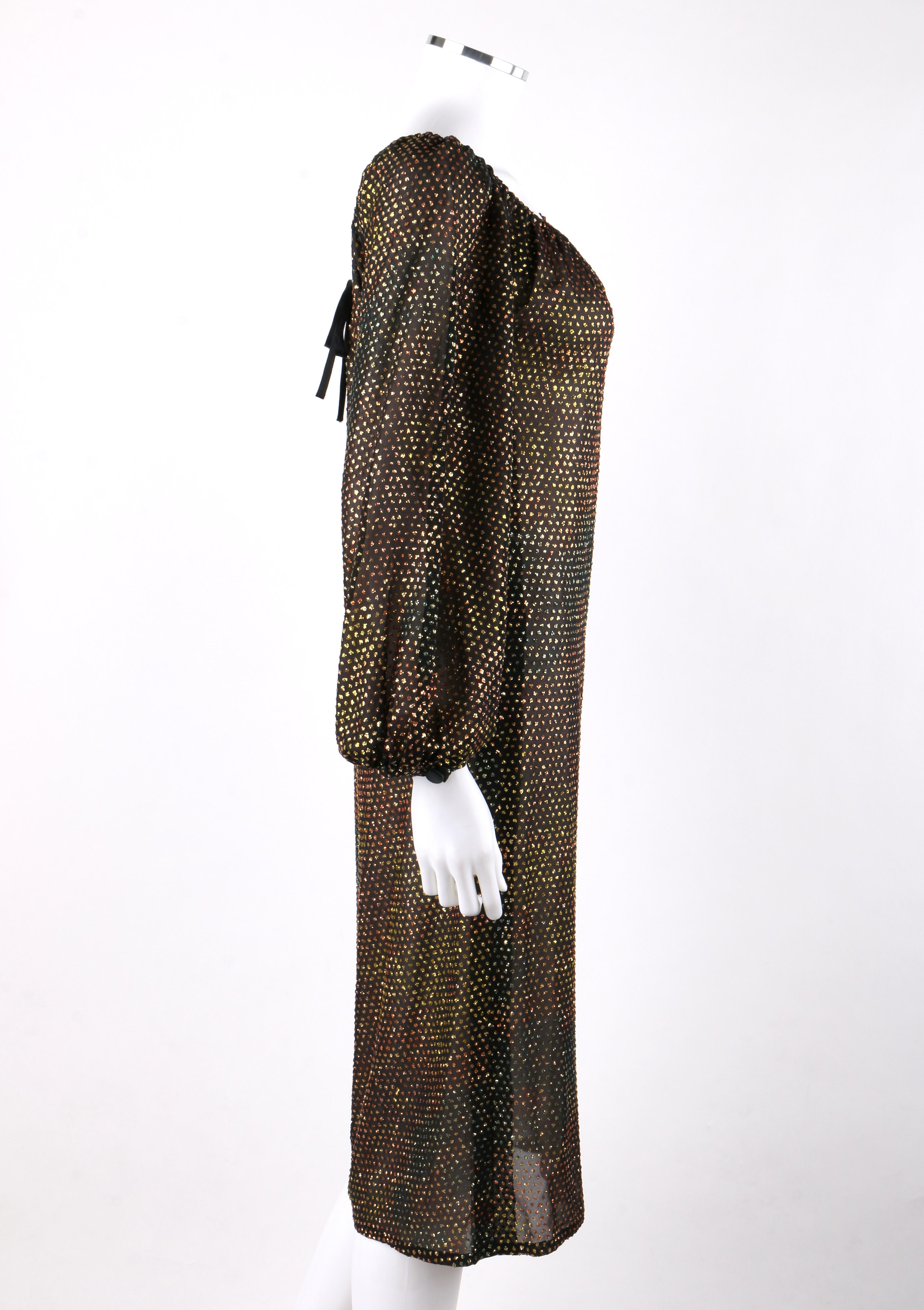 Noir GIVENCHY HAUTE COUTURE - Robe droite noire à manches évasées et nœuds dorés, circa années 1970 en vente
