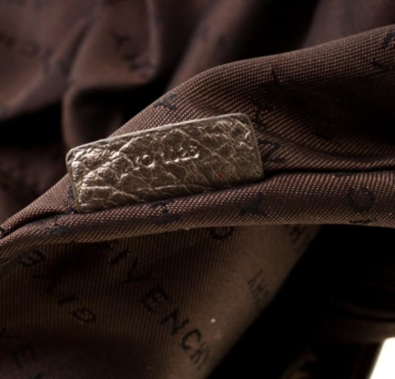 Mit dieser eleganten und zugleich trendigen Tasche von Givenchy sind Sie modisch auf dem neuesten Stand. Diese Kreation aus Segeltuch und Leder hat einen einzigen Henkel und ist mit goldfarbenen Beschlägen verziert. Der mit Stoff gefütterte