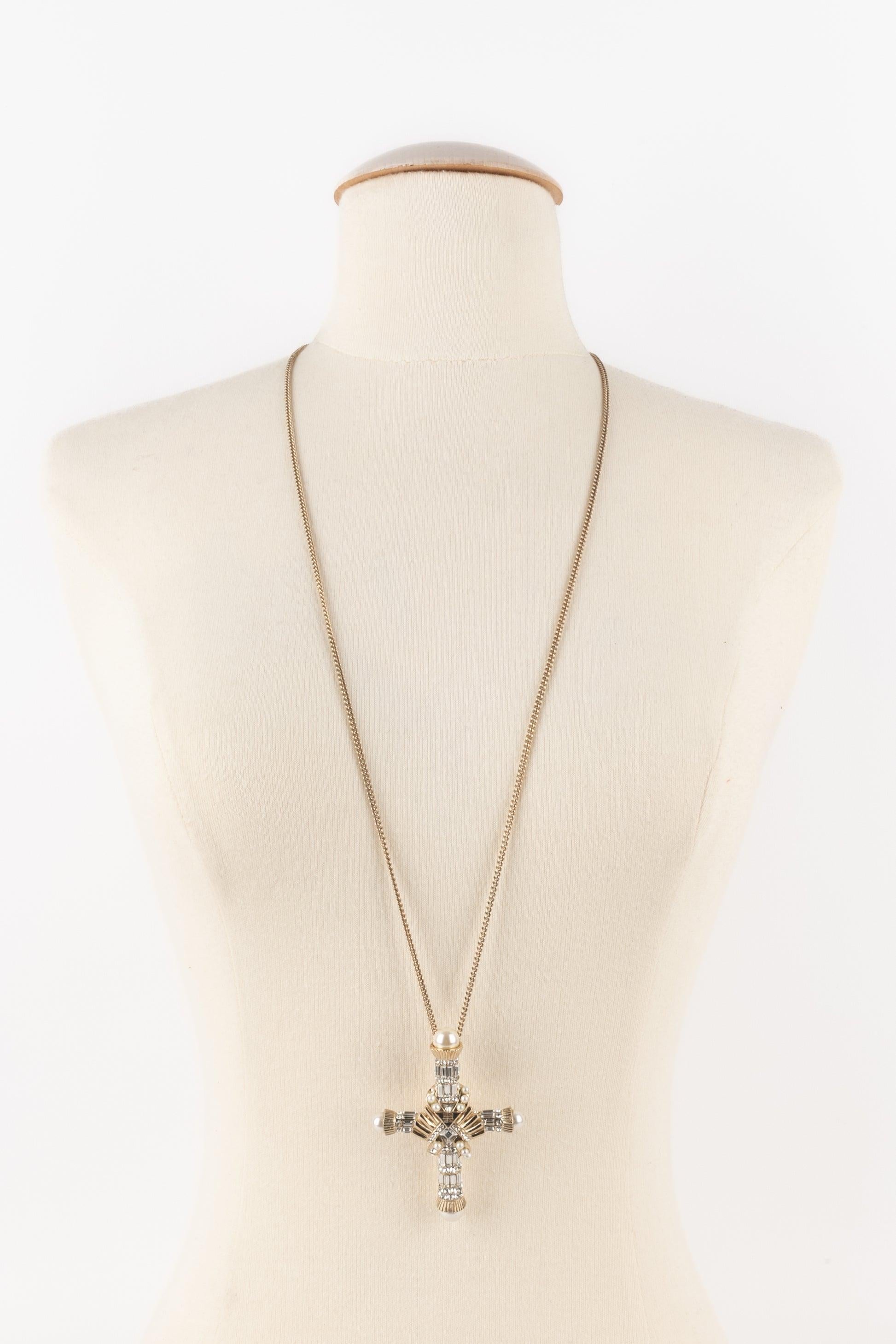 Givenchy - Light-golden metal necklace with a cross pendant ornamented with rhinestones and costume pearly cabochons.

Additional information:
Condition: Very good condition
Dimensions: Length: 86 cm - Pendant: 8.5 cm x 6 cm

Seller Reference: BC241