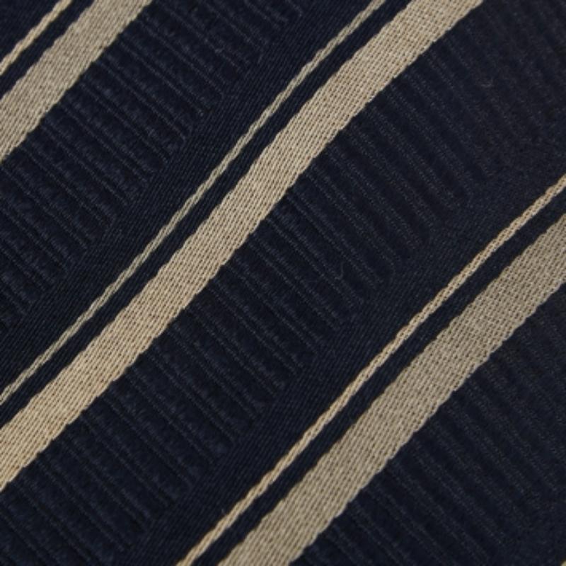 This Givenchy tie is a perfect formal accessory that has a sharp and modern appeal. Made from luxurious materials, it features intricate patterns, and the brand label is neatly stitched at the back. It is sure to add oodles of style to your blazers.