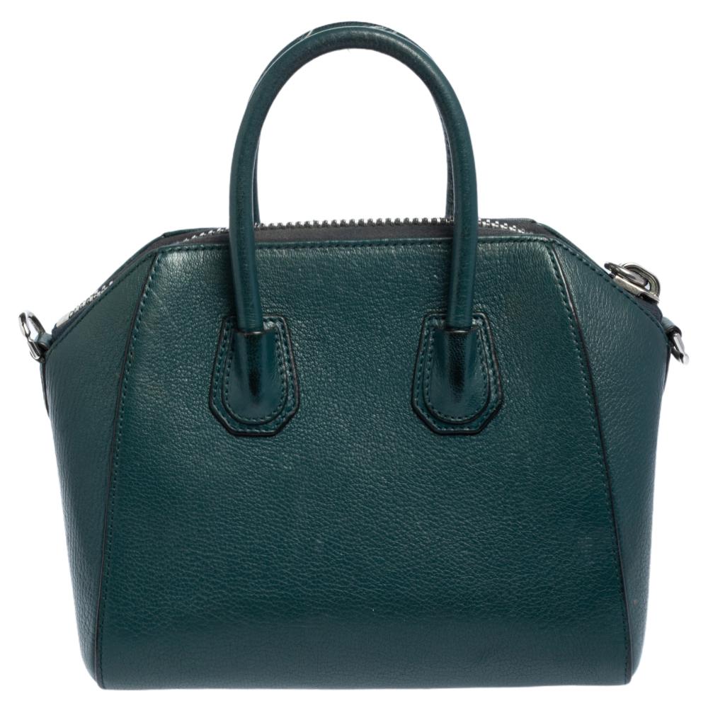 Made in Italy, and loved by women worldwide is this beautiful Antigona satchel by Givenchy. It has been crafted from leather and shaped elegantly. The dark green bag has a top zipper that reveals a canvas interior and it is held by two top handles