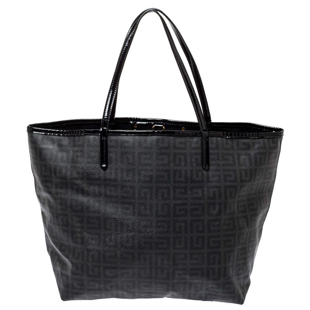 This shopper tote from Givenchy is a creation meant to assist you with style and ease. It comes crafted from coated canvas and patent leather. The label is flaunted on the front, two handles are provided for you to carry it and a spacious interior