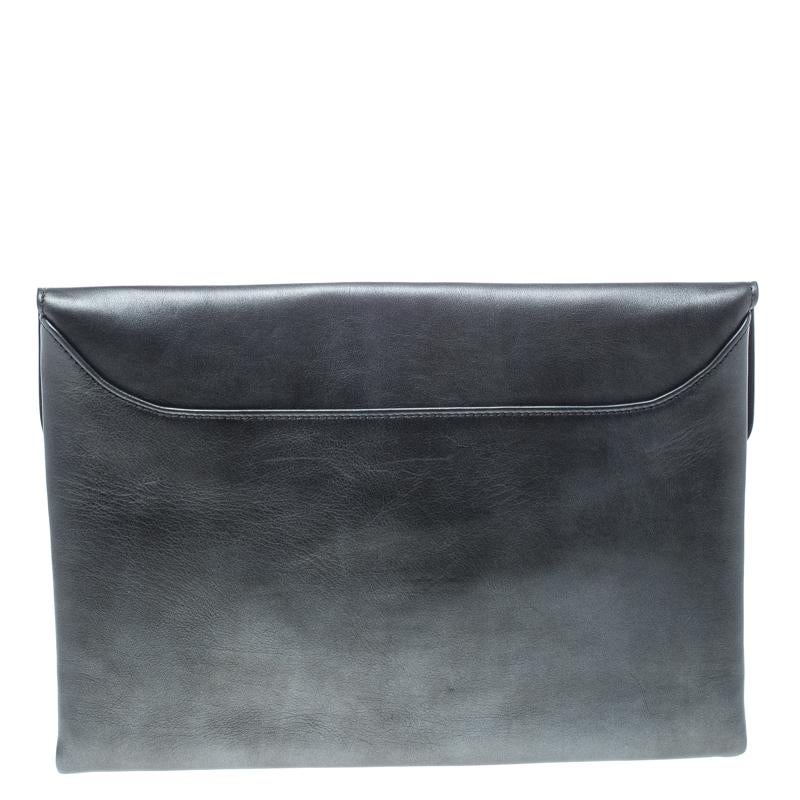 With a sleek look that will impress an array of fashion lovers all around, this Givenchy Medium Envelope Antigona clutch can be paired with versatile looks for both day and night time. Crafted in dark grey leather, this clutch can hold your basic