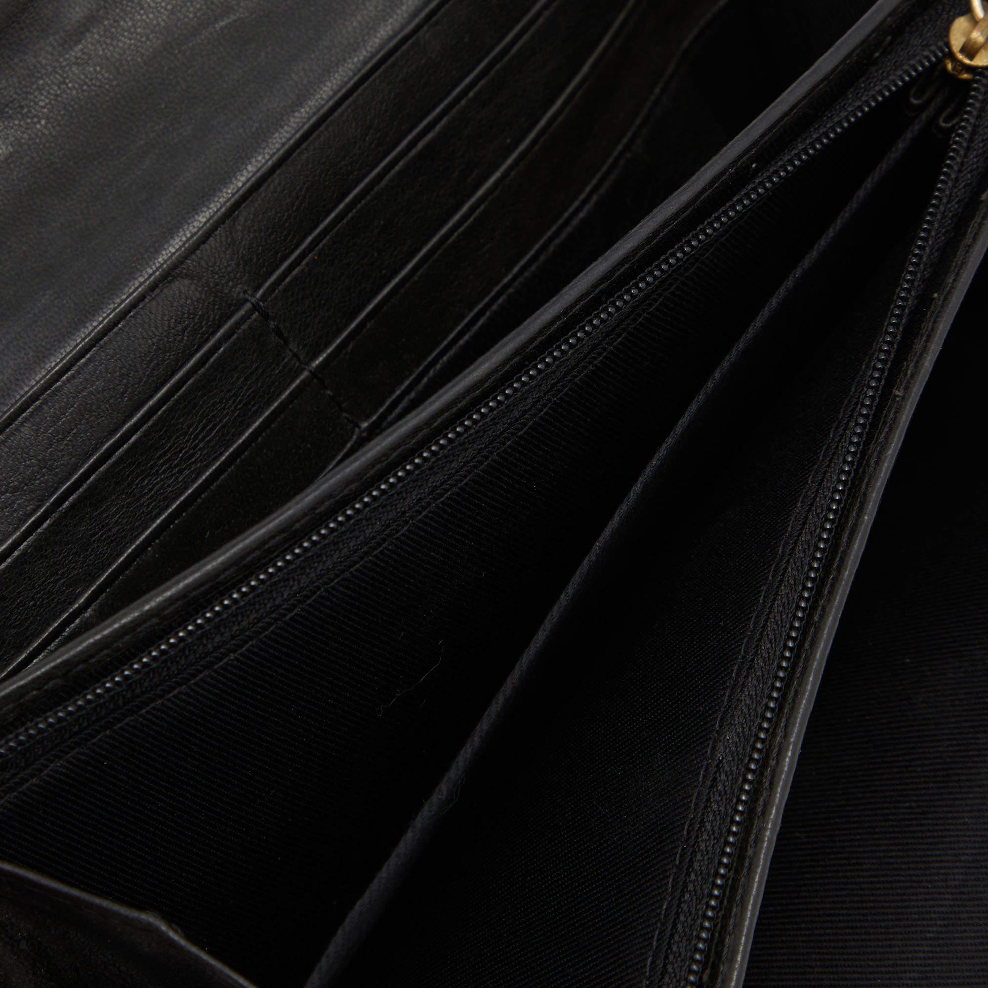 This Givenchy wallet is a great everyday accessory. It is made from deep green leather  and its interior has lined slots for your essentials.
