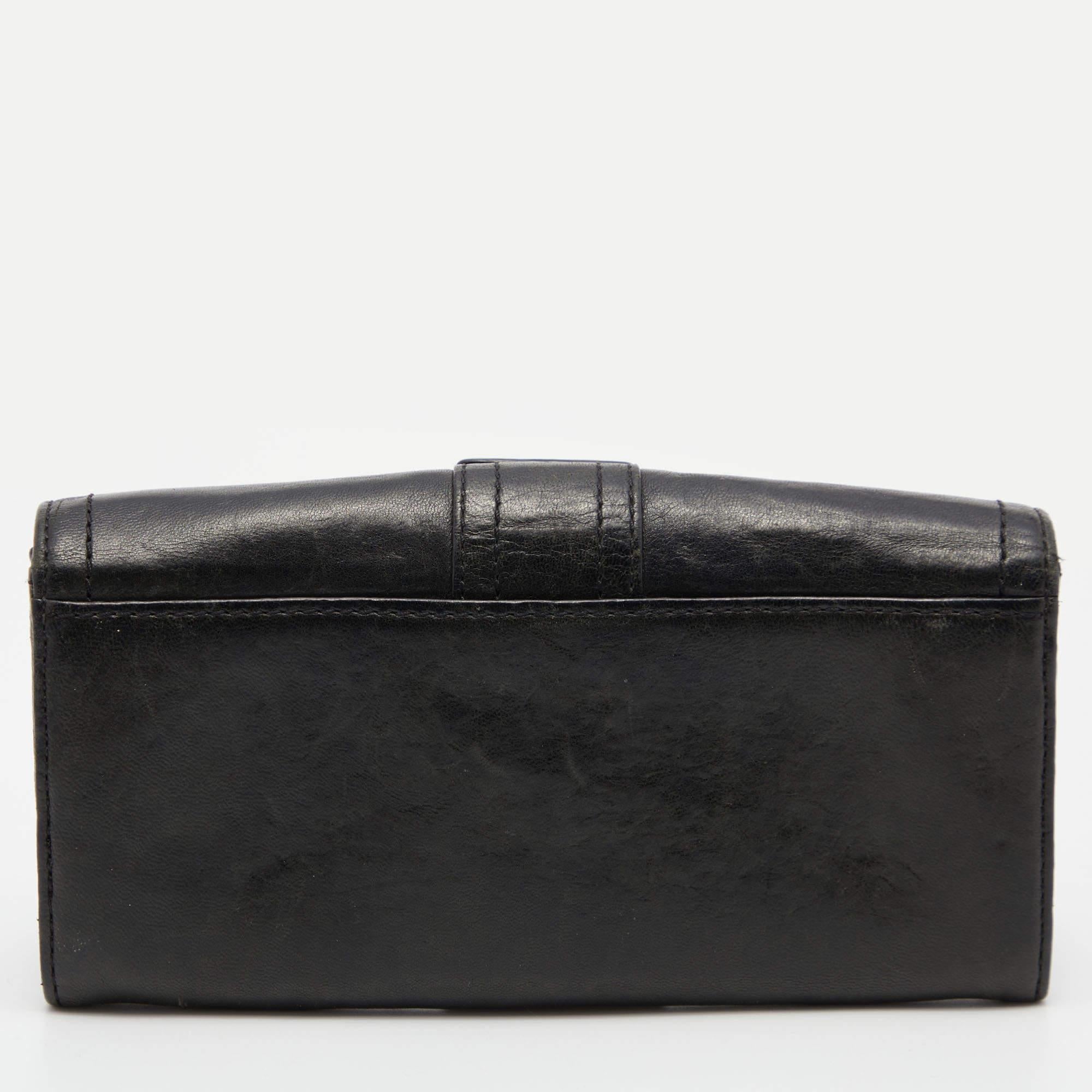Givenchy Deep Green Leather Flap Continental Wallet In Fair Condition For Sale In Dubai, Al Qouz 2