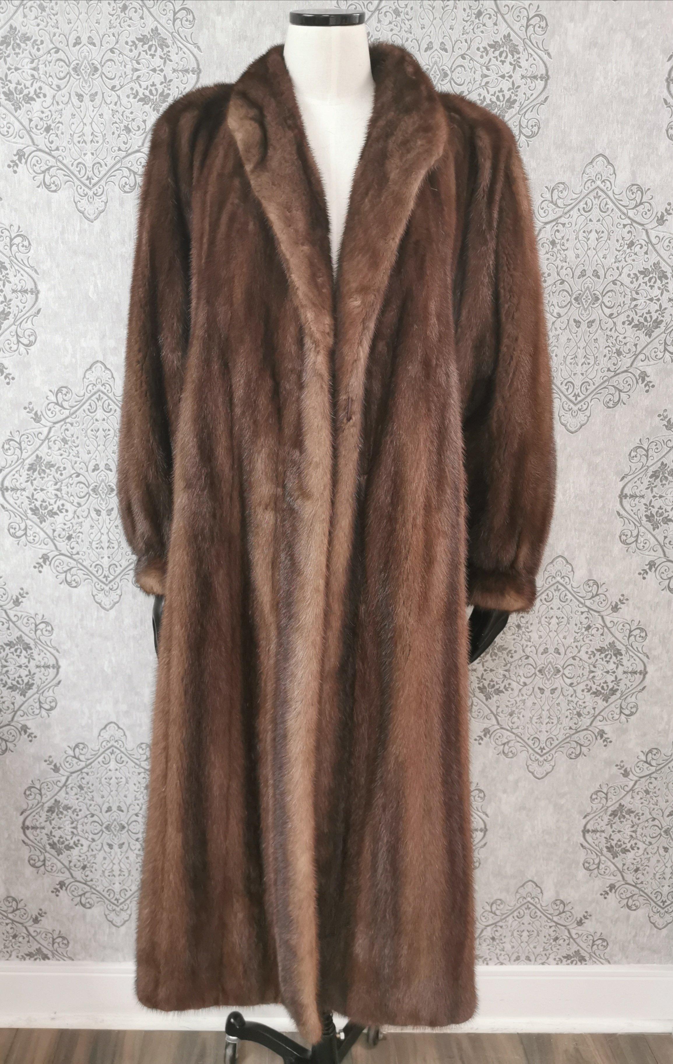 Givenchy Haute Fourrures Demi Buff with Female Mink Fur Coat in excellent condition (Size 12 - M)

Portrait collar with princess cuffs and European German clasps for closure, two slit side pockets and full silk satin lining. 

Made in