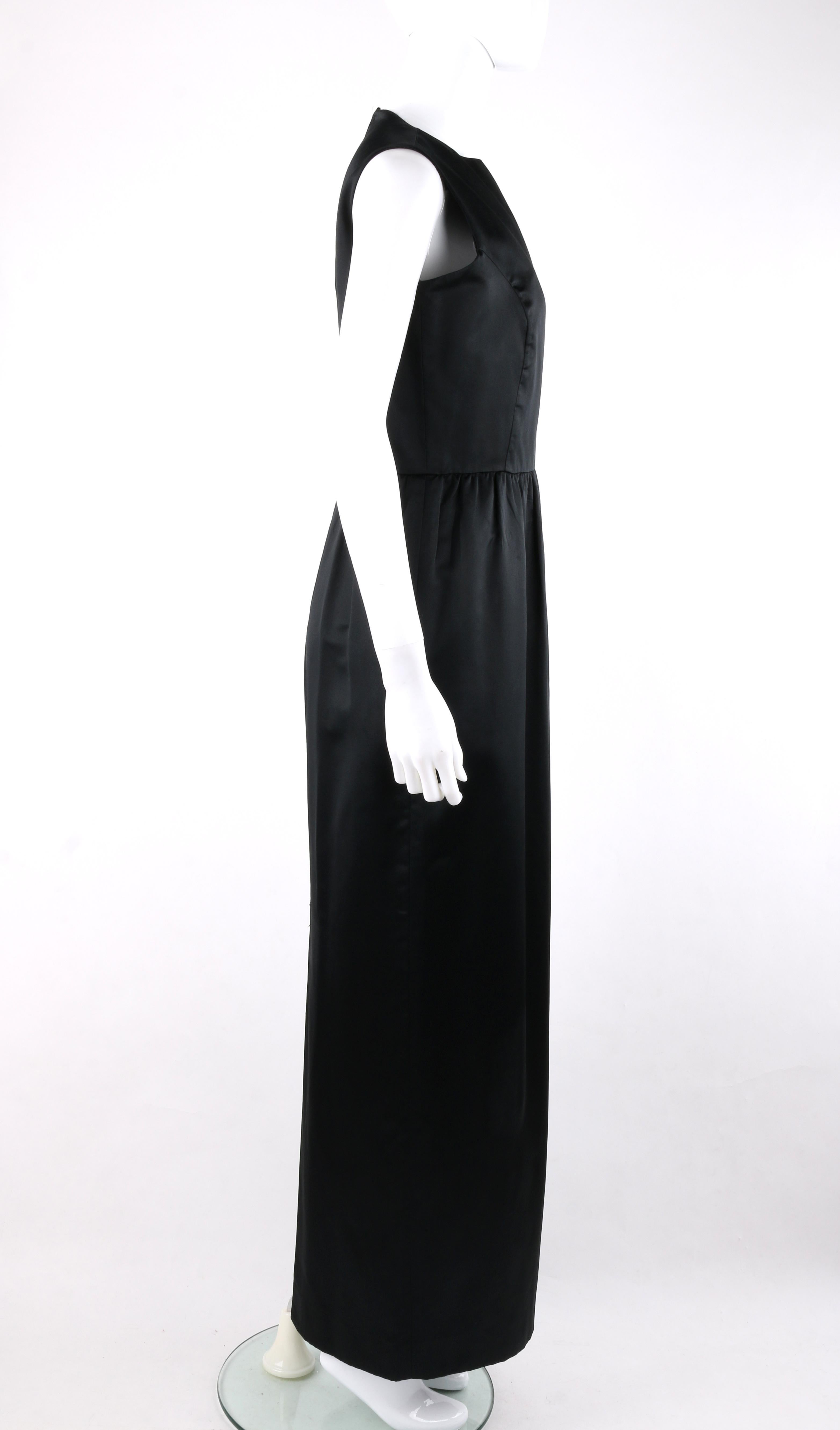 GIVENCHY Robe fourreau maxi de soirée demi couture en satin de soie noir, années 1990 Bon état - En vente à Thiensville, WI