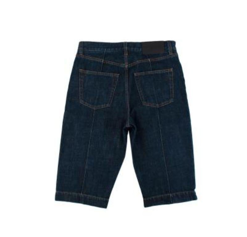 Givenchy denim bermuda shorts

- Made of dark indigo soft cotton.
- slim fitting shorts.
- 3 front pockets including a watch pocket.
- 2 back pockets.

Made in Italy.
Machine wash at 30 degrees.

PLEASE NOTE, THESE ITEMS ARE PRE-OWNED AND MAY SHOW