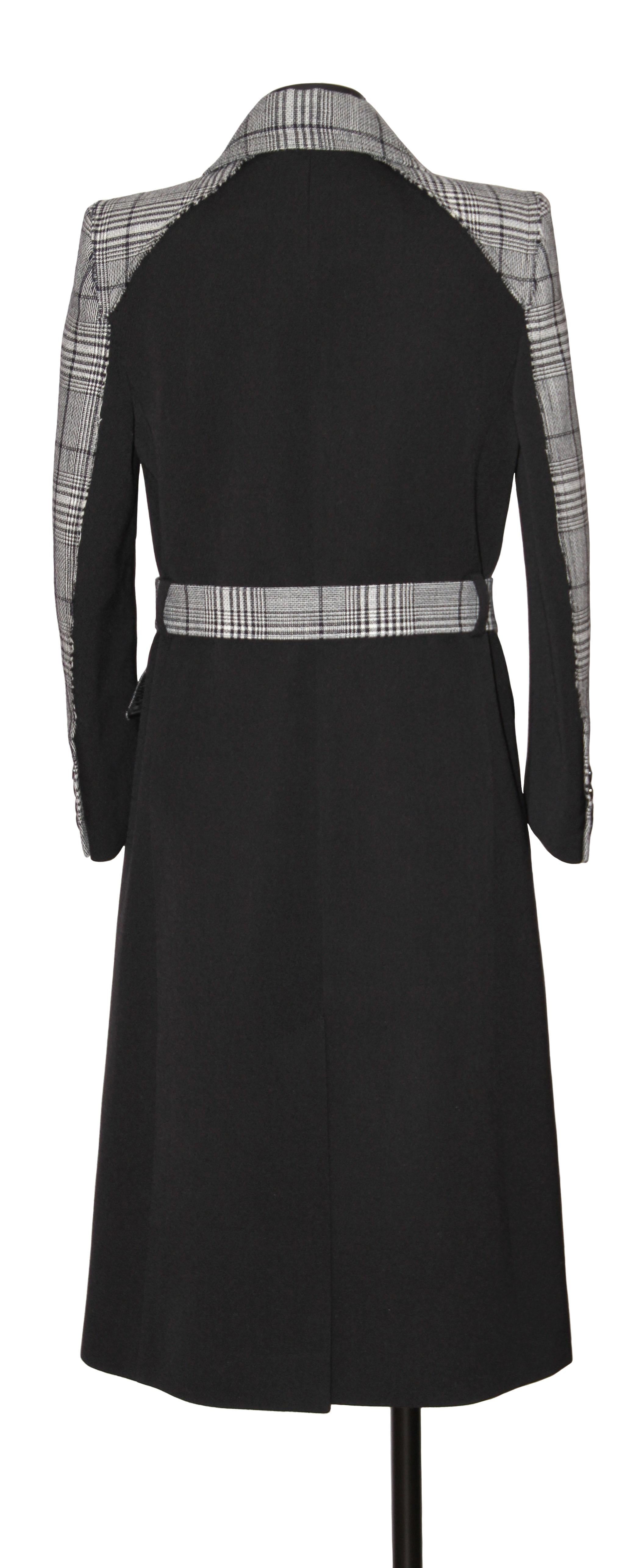 Dieser schöne, gebrauchte, aber neue Mantel von Givenchy ist aus einer herrlichen, klassischen Wolle mit Prince of Wales-Karomuster gefertigt.
Die Rückseite ist mit schwarzen Wollgemisch-Einsätzen und einem passenden Gürtel in beiden Mustern