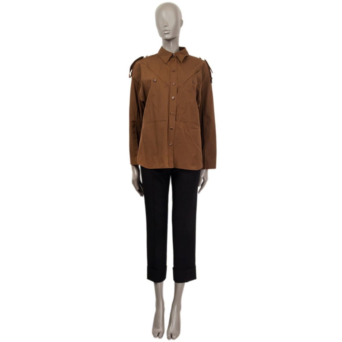 100% authentic Givenchy oversized military longsleeve shirt in cotton (100%). With a flat collar, diagonal pockets in the front, raglan sleeves and buttoned cuffs. Embellished with epaulettes and two front buttoned pockets. Has been worn and is in