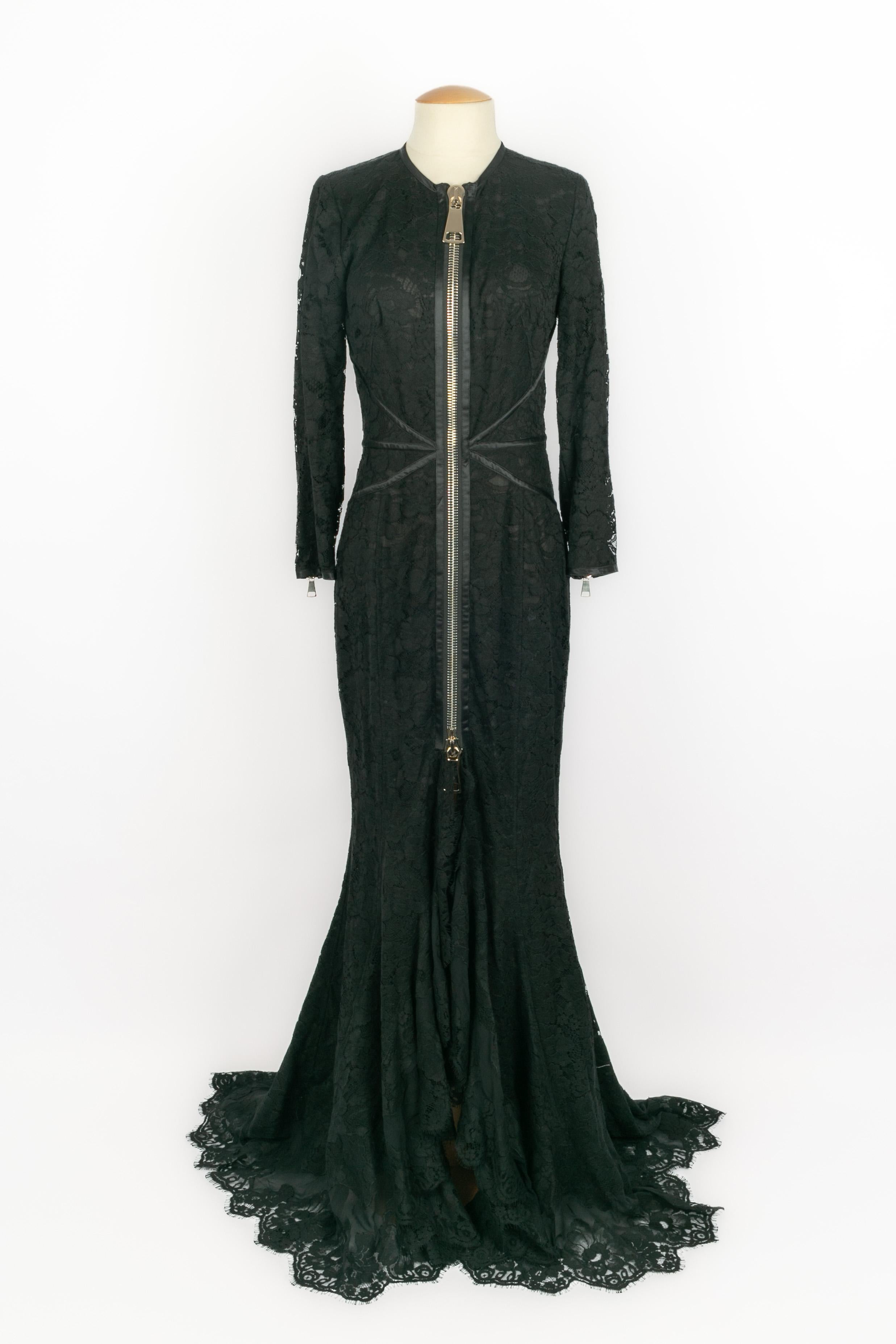 GIVENCHY - (Made in Italy) Langes schwarzes Kleid aus Musselin, Seide und Spitze mit tiefem Ausschnitt. Größe 40IT angegeben, es passt eine 36FR. A 2015s Collection'S.

Bedingung:
Sehr guter Zustand

Abmessungen:
Schulterbreite: 35 cm - Brustumfang: