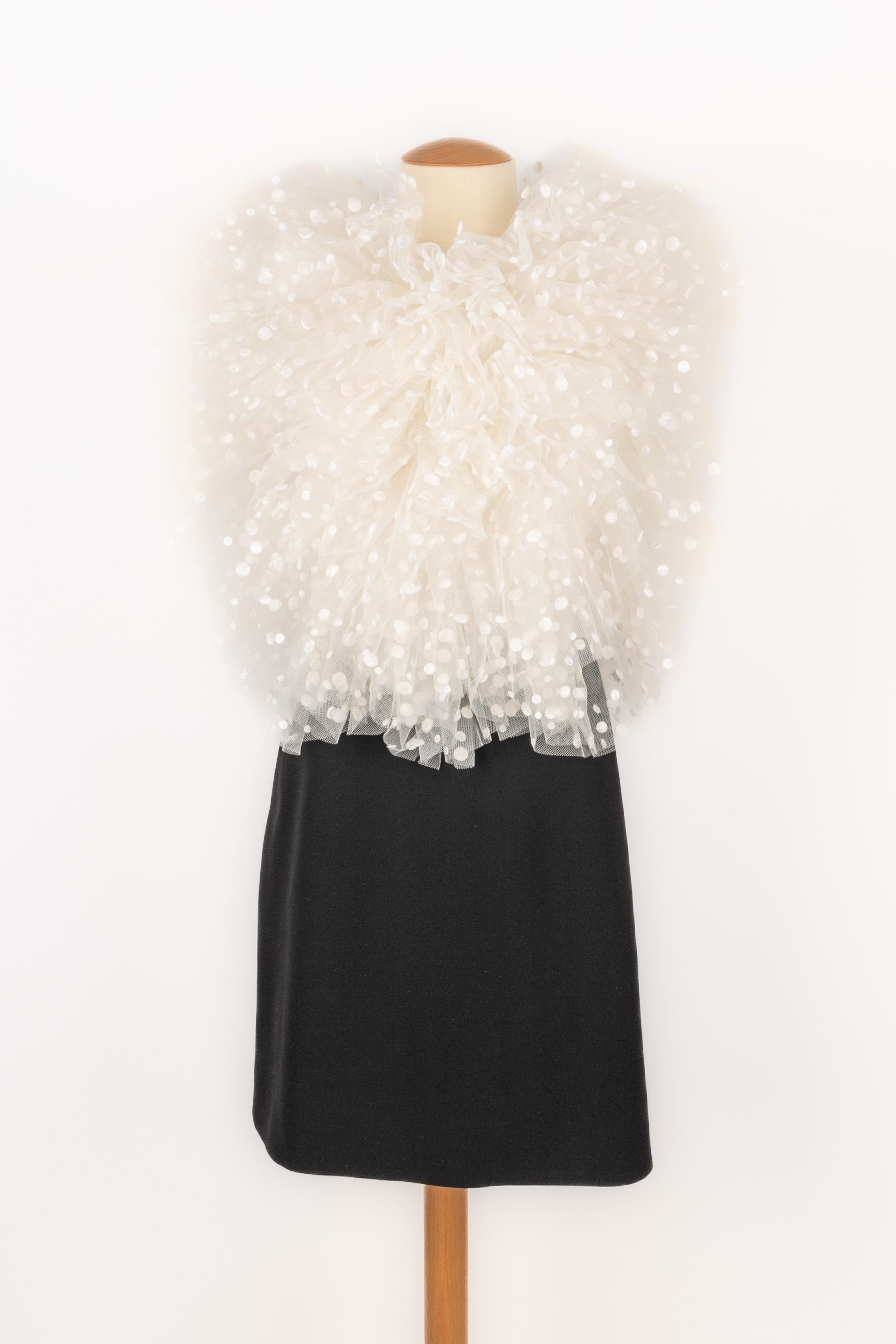 GIVENCHY - (Fabriqué en France) Robe noire à coupe droite, haut orné de tulle à pois blancs. Taille 38FR indiquée. Collection Pre-Fall 2019, sous la direction de Clare Waight Keller.

Condit :
Très bon état.

Dimensions :
Hanches : 95 cm - Longueur