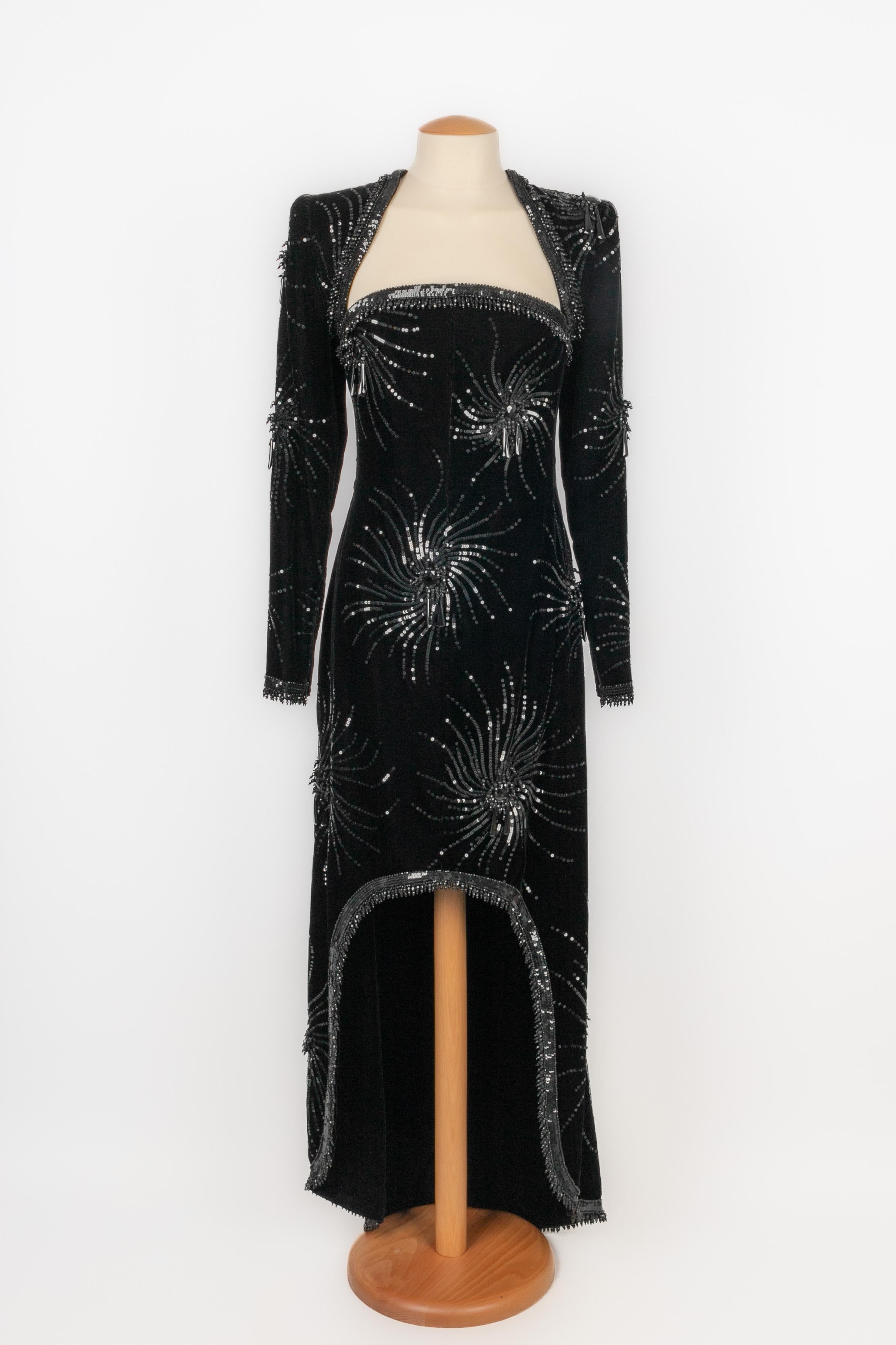 GIVENCHY - Vestido de terciopelo negro adornado con lentejuelas y perlas con borlas de color negro azabache. Talla 38FR. Colección de Alta Costura hacia 1990.

Estado:
Muy buen estado

Dimensiones:
Anchura de los hombros: 39 cm - Pecho: 40 cm -