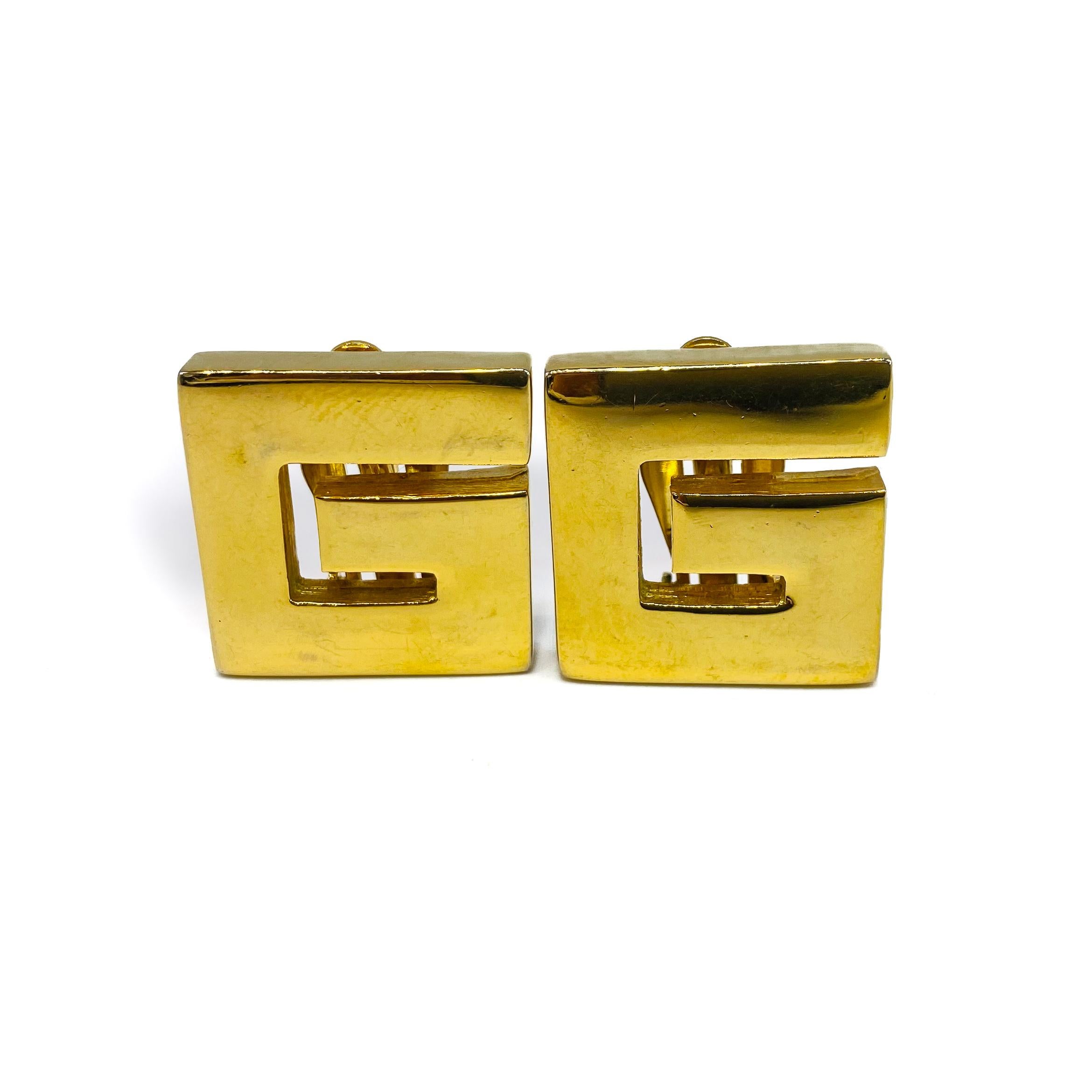 Givenchy Vintage 1980s Clip On Earrings

Super cool 'G' earrings from the iconic House of Hubert de Givenchy

Detail
-Made in the 1980s
-Crafted from gold plated metal
-A large 'G' for Givenchy

Size & Fit
-7/8 inch across
-Clip on