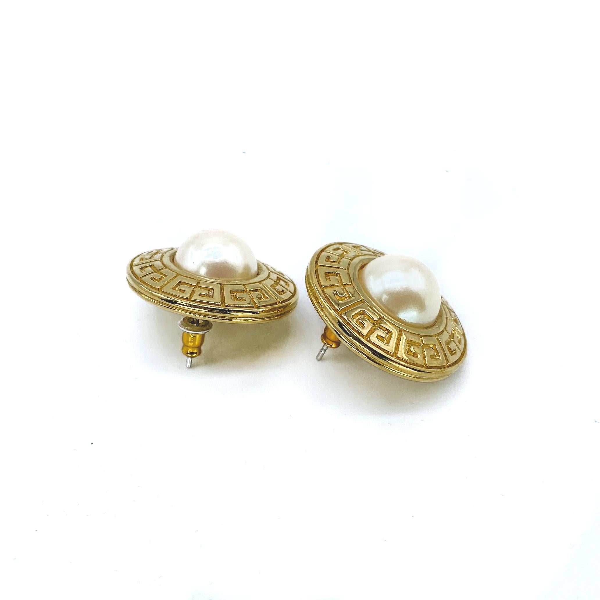 Givenchy Vintage 1980s Earrings

Timelessly cool and classically 80s earrings for pierced ears

Detail
-Made in France in the 1980s
-Crafted from high quality gold plated metal
-Etruscan style with large faux pearl

Size & Fit
-Approx 1 inch