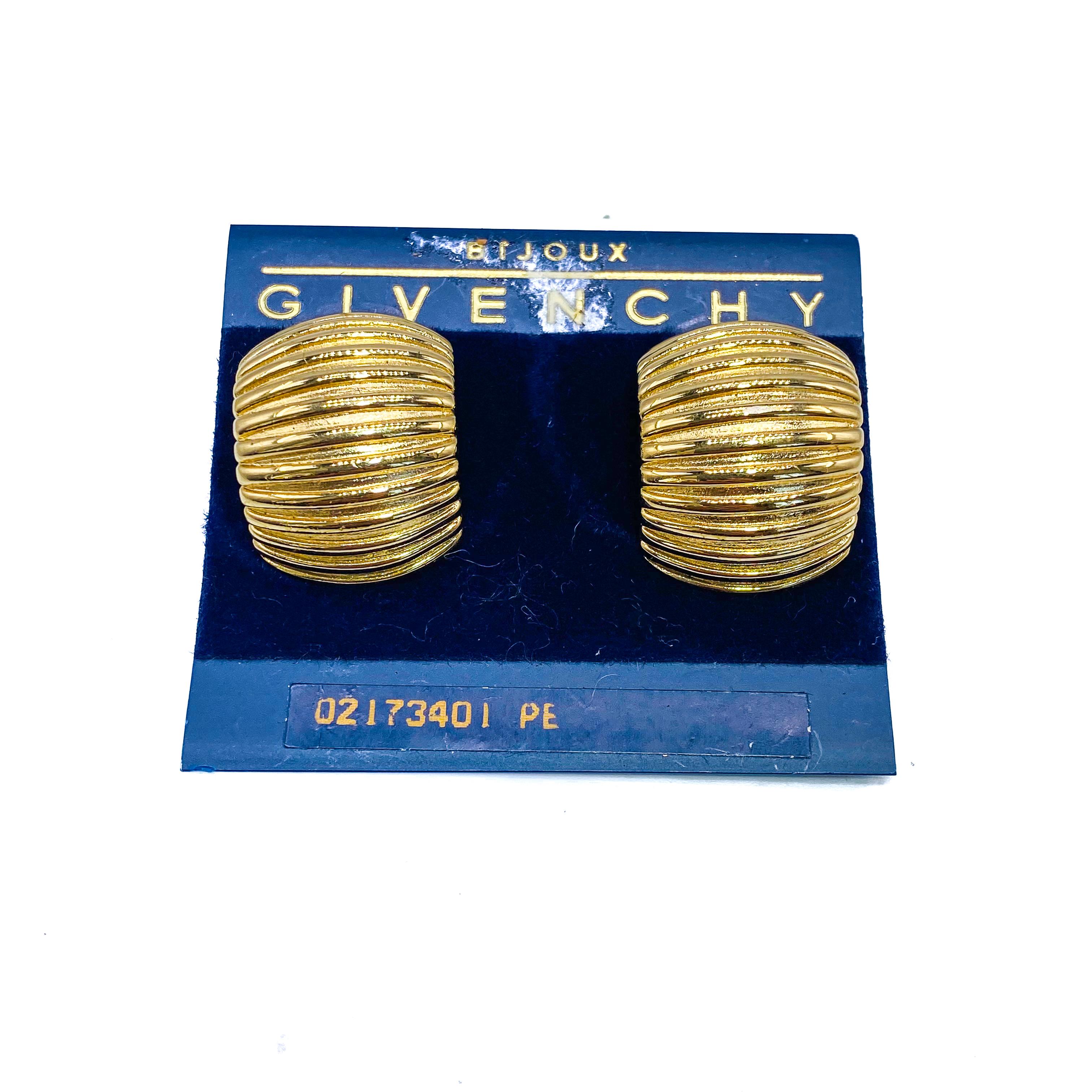 Givenchy 1980s Vintage Earrings for Pierced Ears

Amazing statement earrings in mint condition from the iconic House of Givenchy

Detail
-Made in the 1980s
-Crafted from a ridged gold plated metal
-Half hooped design
-Matching bracelet also
