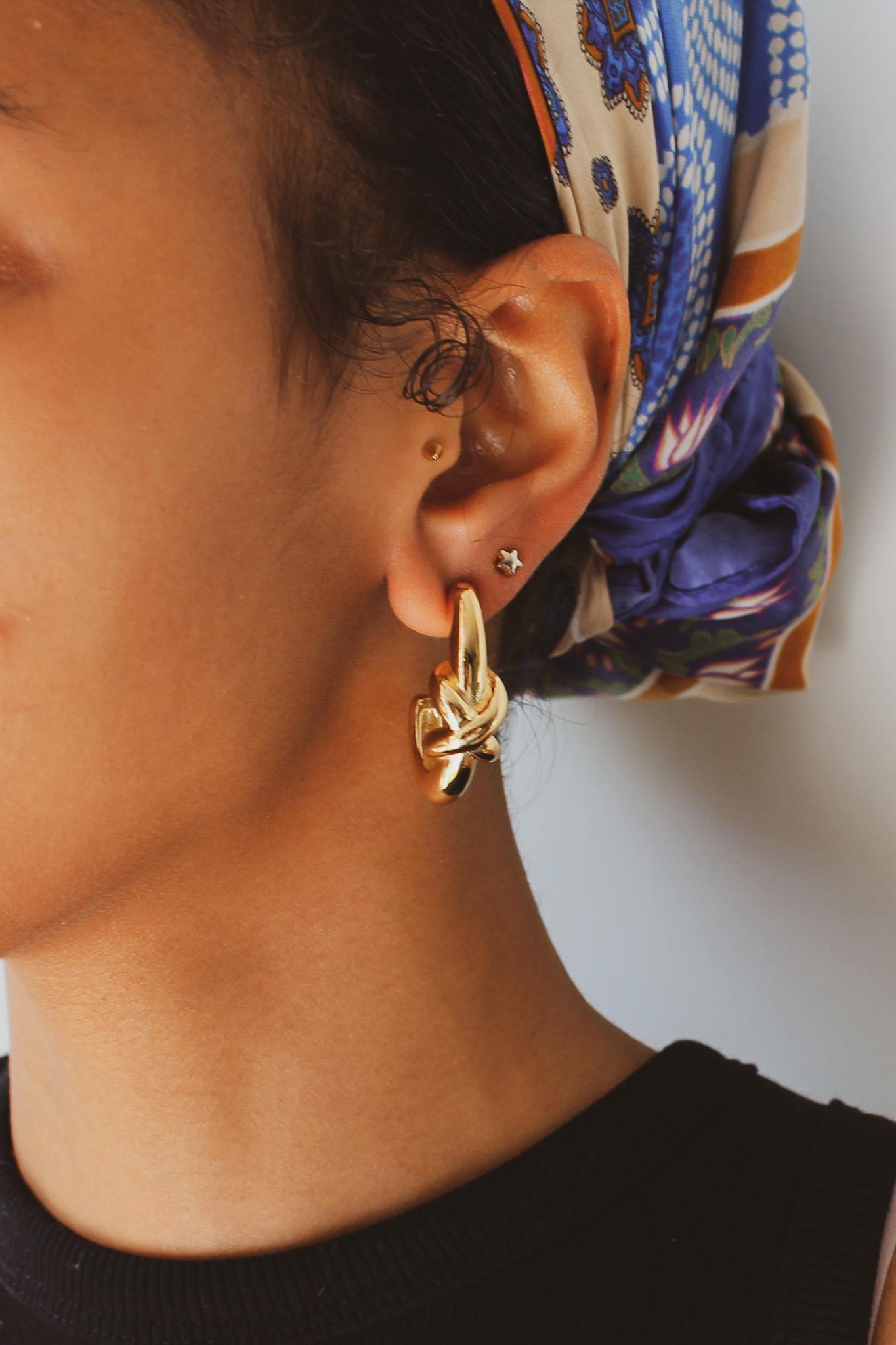 Givenchy 1980er Ohrringe 
 

Verleihen Sie Ihren Ohren mit diesen unglaublichen Vintage-Ohrringen von Givenchy ein Style-Upgrade. 

Die mit Präzision und Liebe zum Detail gefertigten Huggies wurden in Frankreich aus hochwertigem, vergoldetem Metall