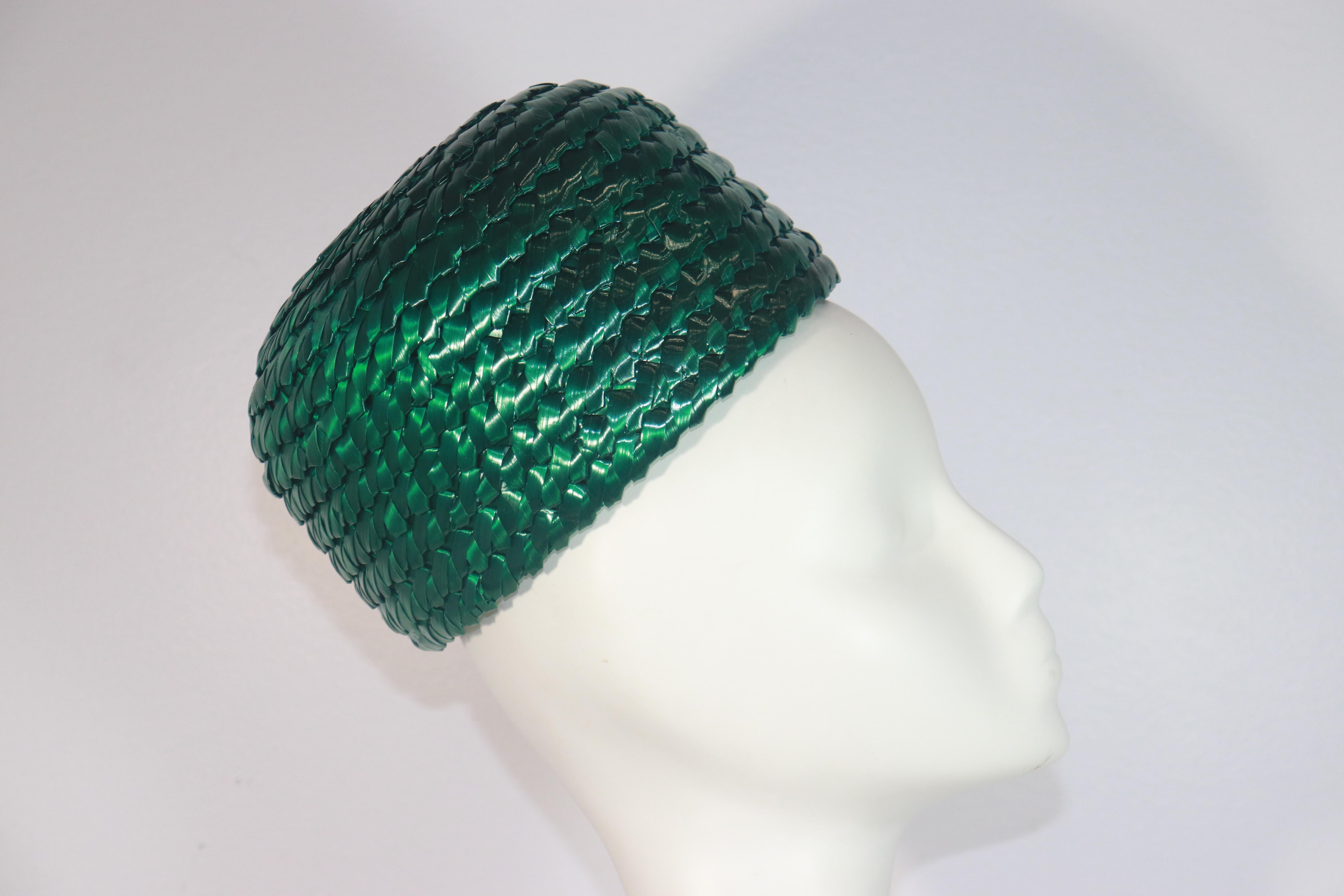 GIVENCHY Emerald Green Fine Raffia Straw Pillbox Hat.
This hat is in pristine 'LIKE NEW' condition. There is a small comb on the inside of the hat to help keep it attached to the head hair.

This hat had been very gently used and stored