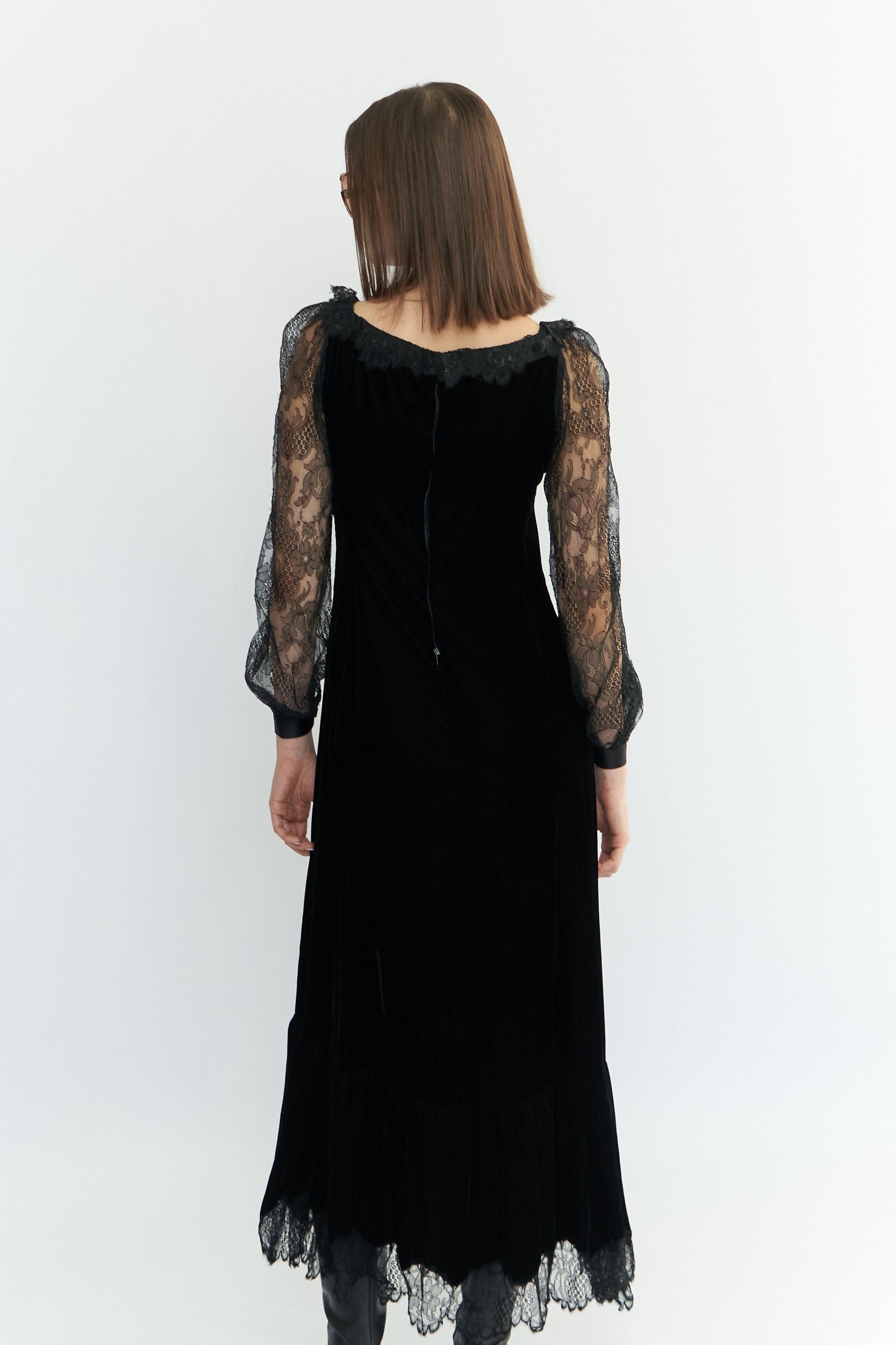 Givenchy F/W 1977 Haute Couture Velvet & Chantilly Lace Gown In Excellent Condition In BELLEVUE HILL, NSW