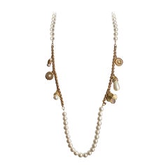GIVENCHY Collier de fausses perles avec breloques dorées