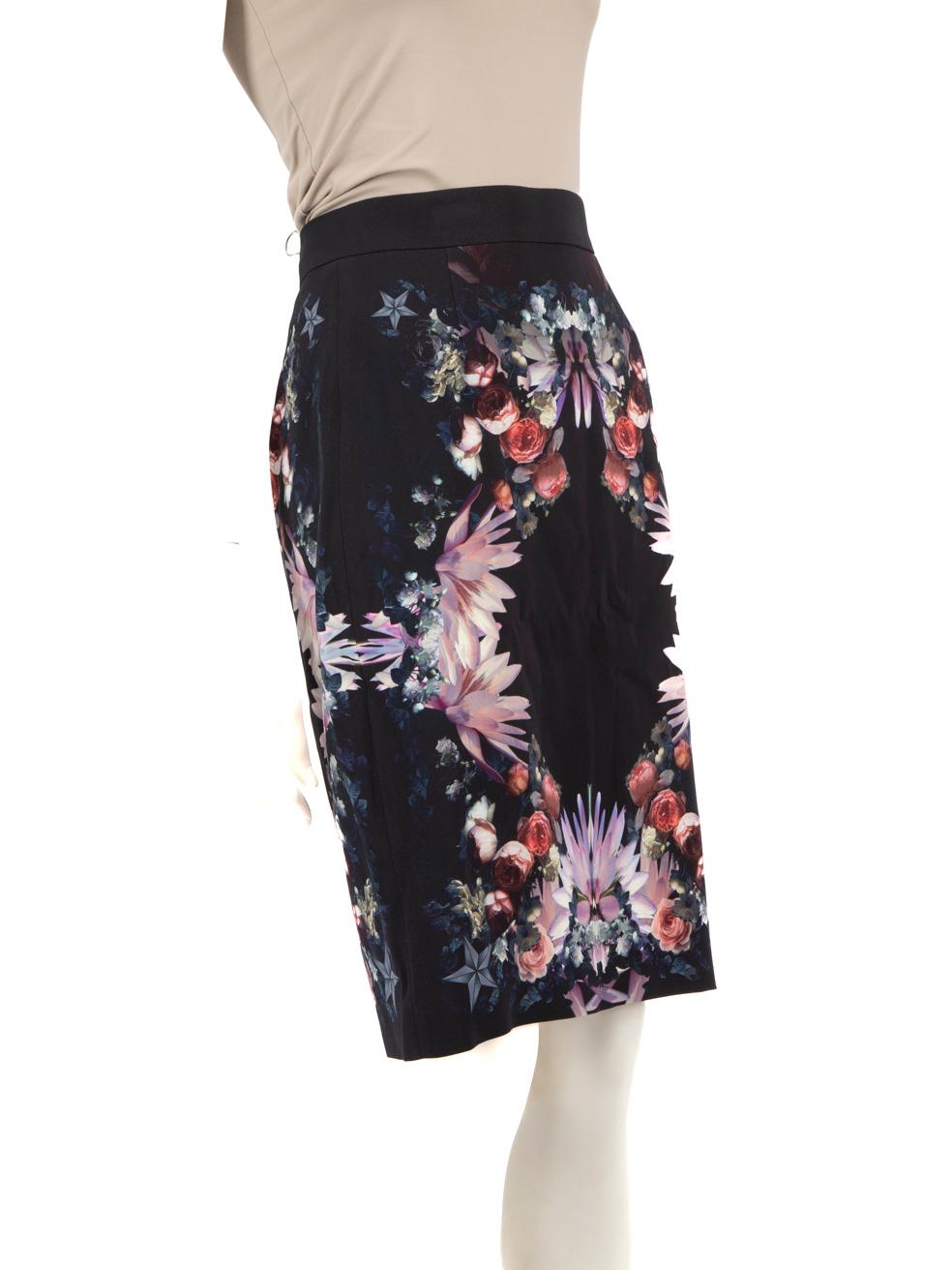 CONDITION is Very good. Hardly any visible wear to skirt is evident on this used Givenchy designer resale item.
 
 Details
 Multicolour
 Viscose
 Pencil skirt
 Floral print
 Knee length
 Back full zip fastening
 
 
 Made in Italy
 
 Composition
 95%