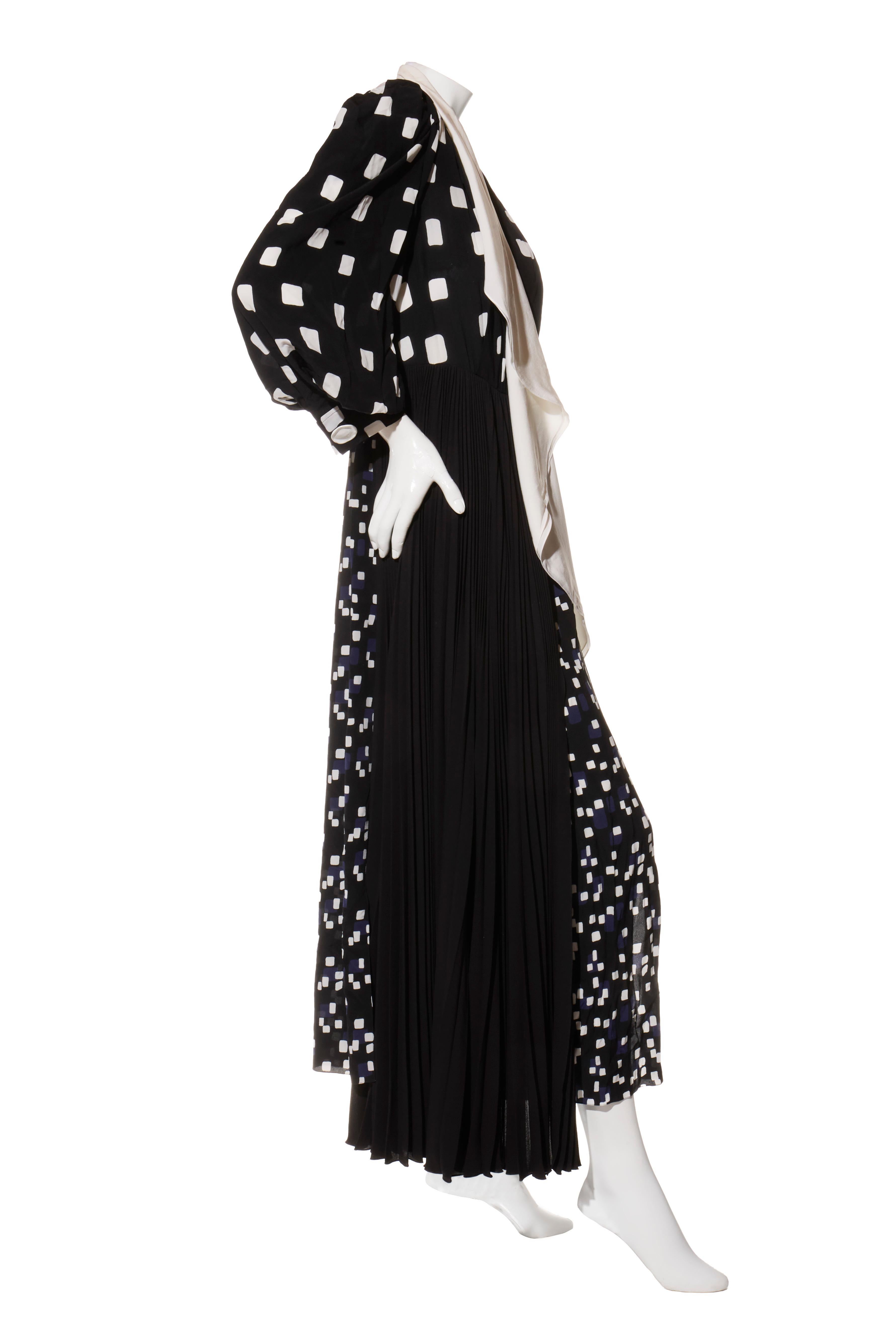 Nero Givenchy FW20 - Vestito in seta bianco e nero con volant asimmetrico FR 36 in vendita
