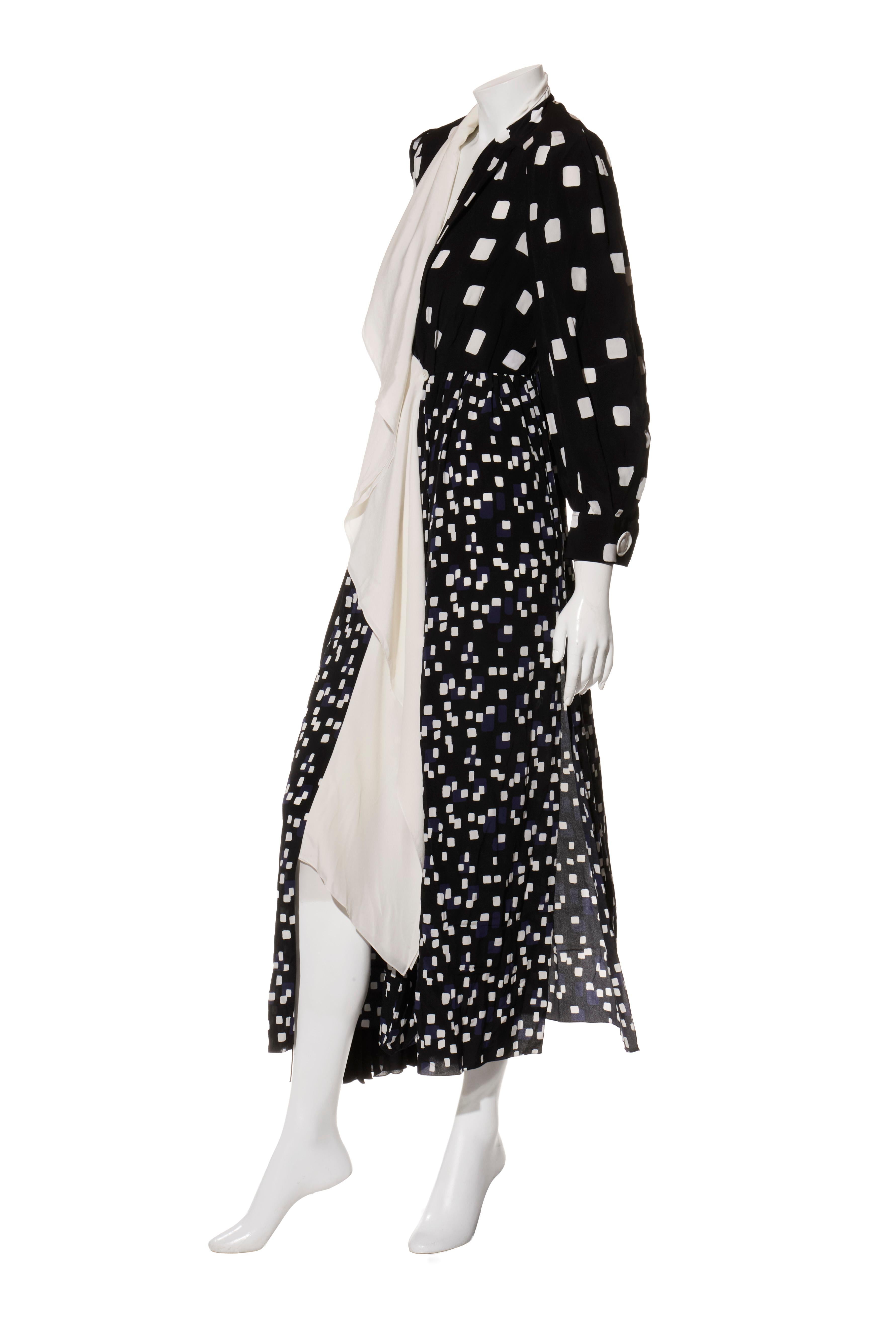 Givenchy FW20 - Vestito in seta bianco e nero con volant asimmetrico FR 36 In condizioni ottime in vendita a Woodland Hills, CA