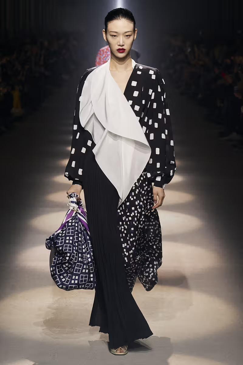 Givenchy FW20 - Vestito in seta bianco e nero con volant asimmetrico FR 36 in vendita 1