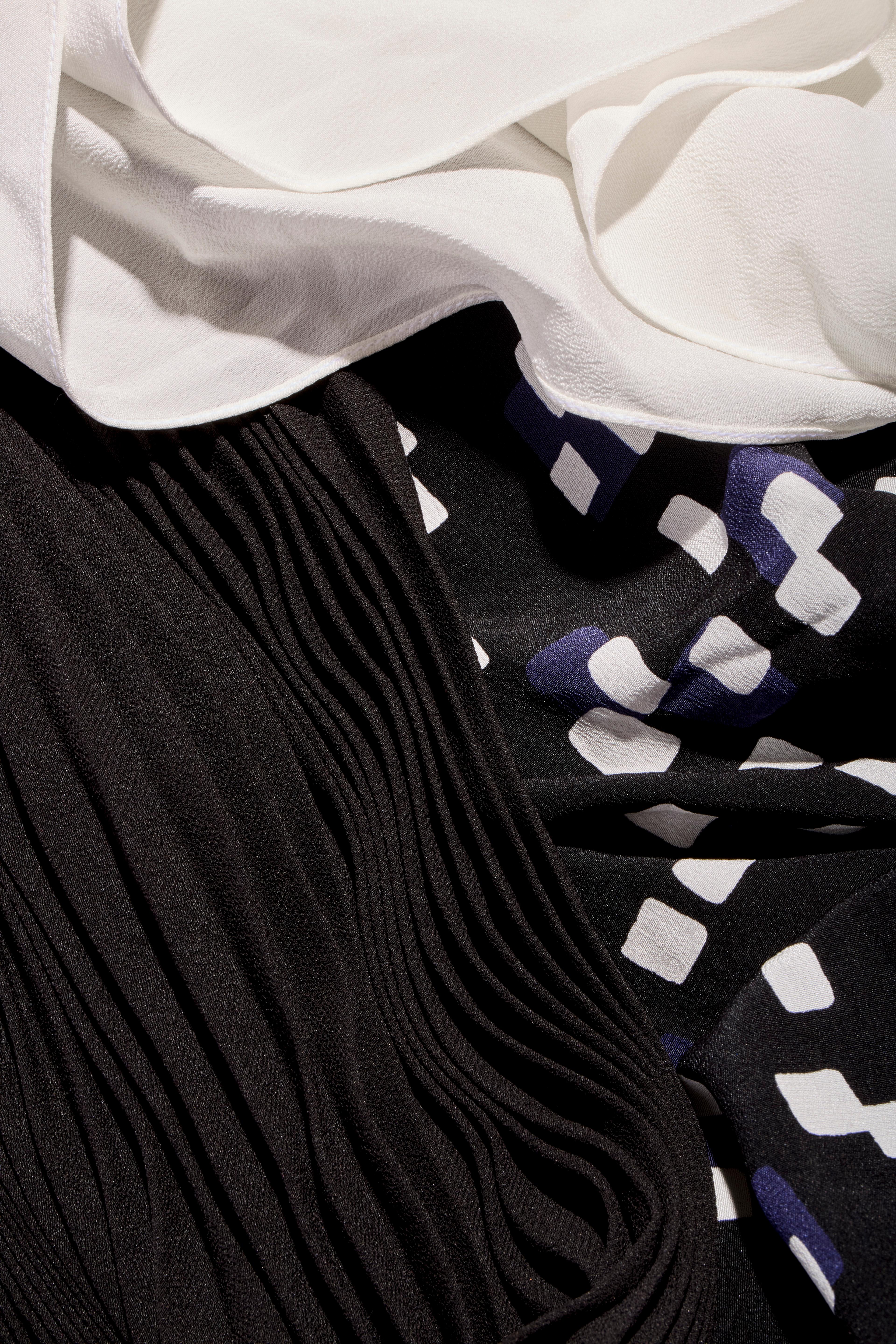 Givenchy FW20 - Vestito in seta bianco e nero con volant asimmetrico FR 36 in vendita 3