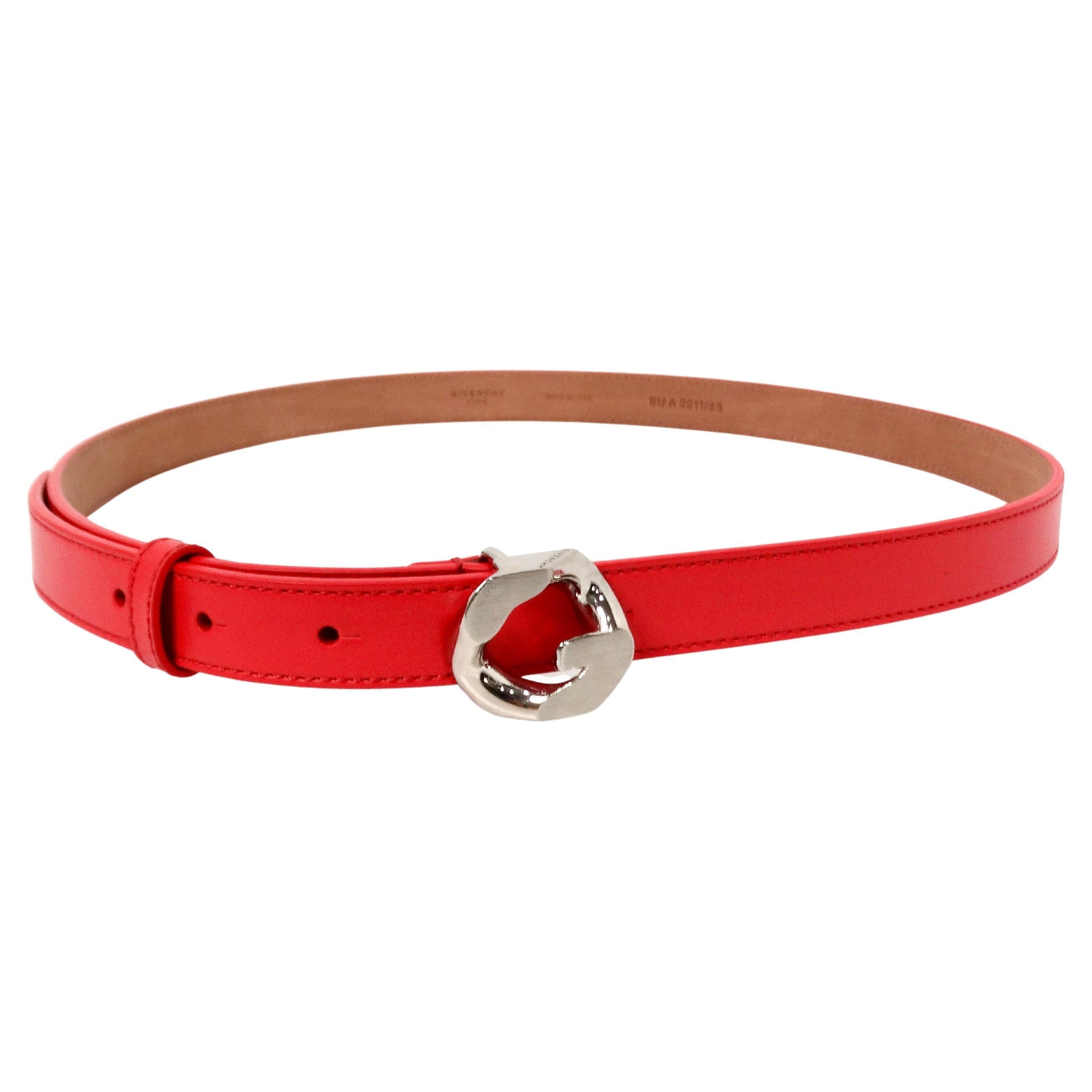 La cintura Givenchy G-Chain in pelle argentata e rossa è un accessorio di grande effetto che combina senza sforzo lusso e stile contemporaneo. La cintura presenta il logo iconico G in tonalità argento lucido, che aggiunge un tocco di raffinatezza e