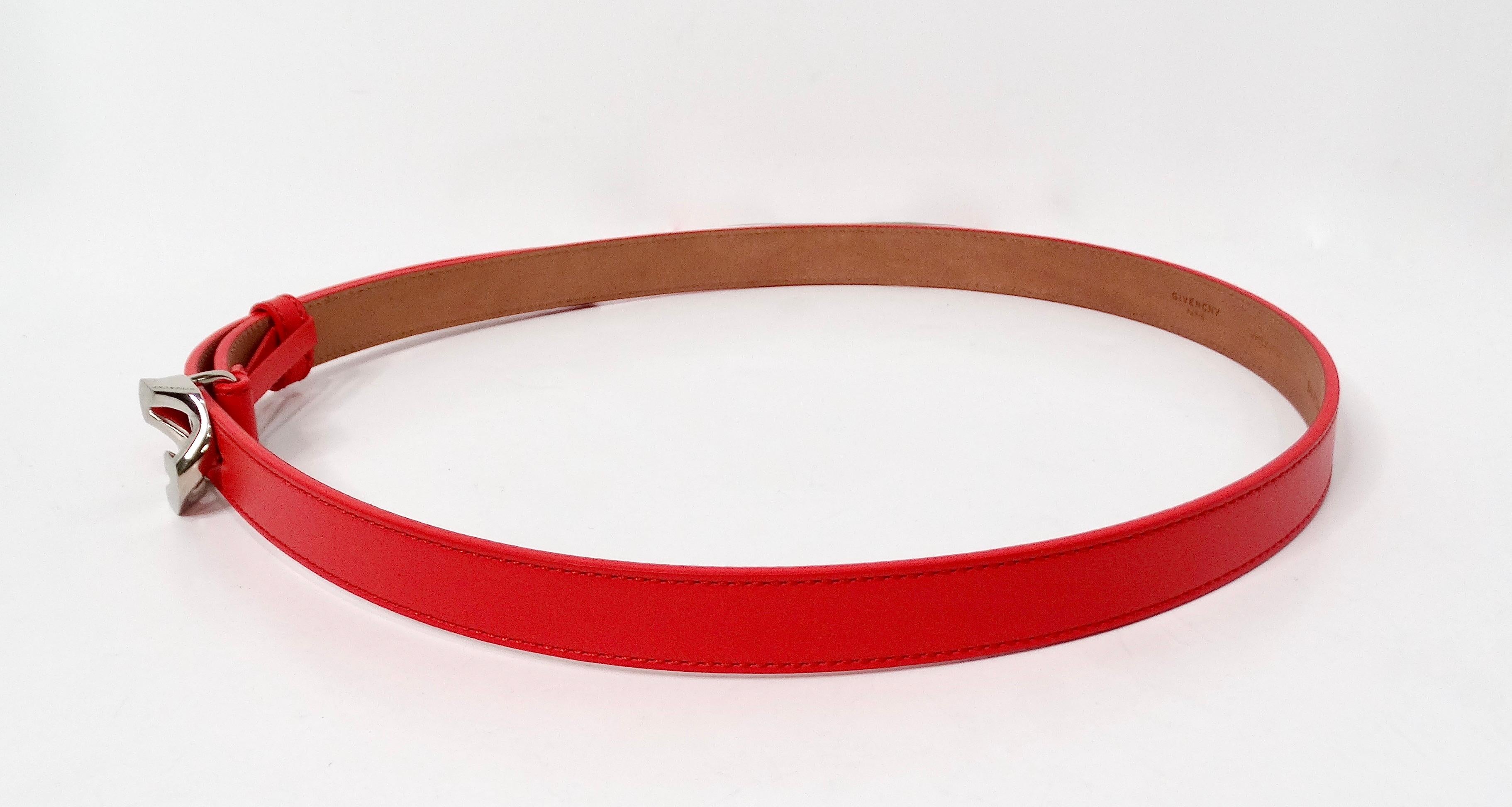 Rosso Cintura Givenchy G-Chain in pelle argentata e rossa in vendita