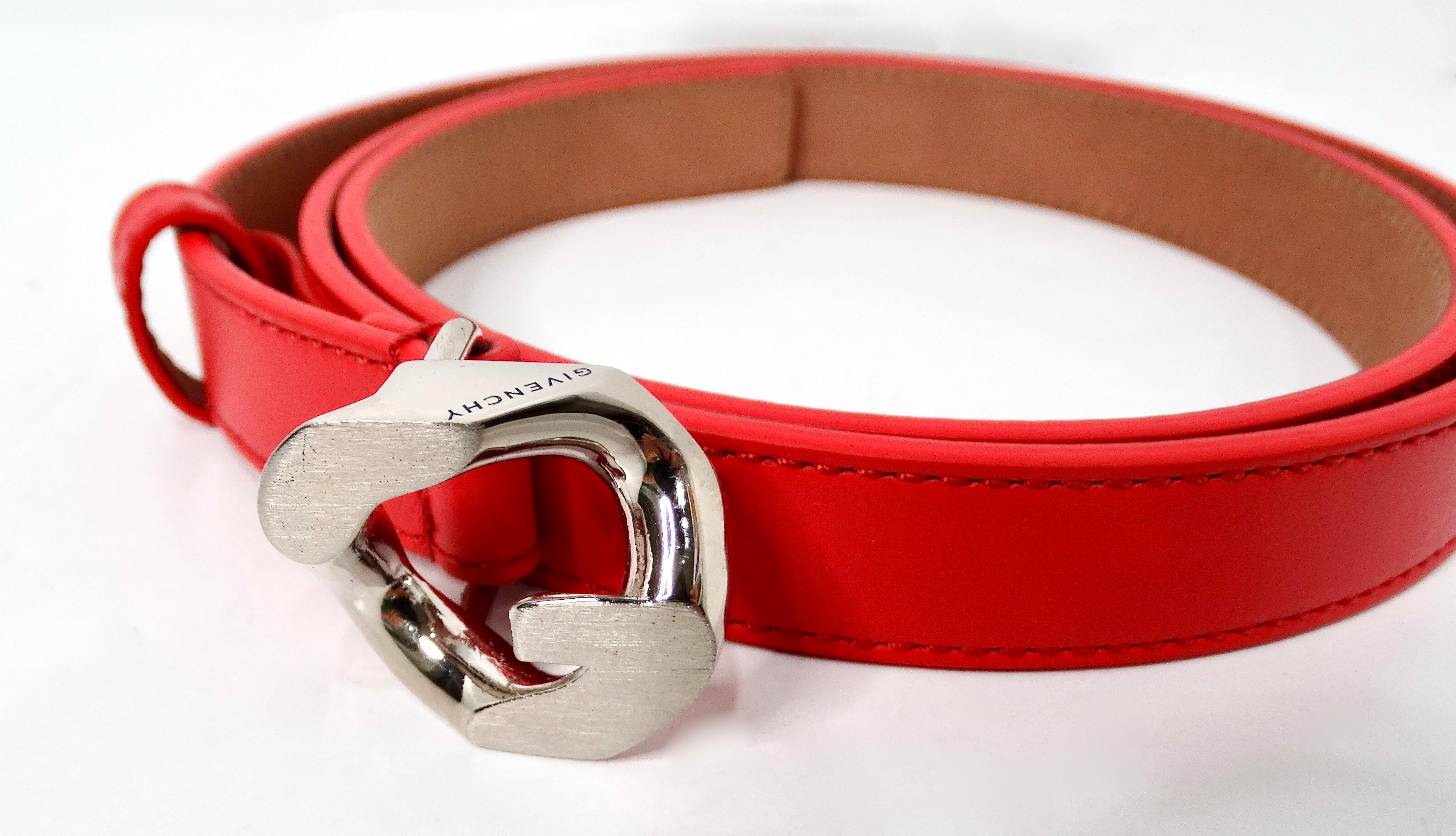 Cintura Givenchy G-Chain in pelle argentata e rossa In condizioni buone in vendita a Scottsdale, AZ